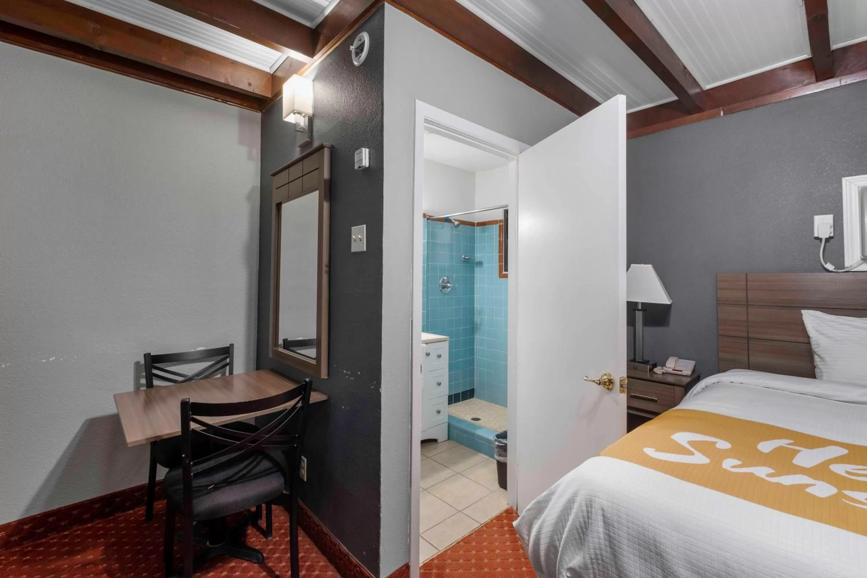 Bedroom, Bed in Budget Lodge