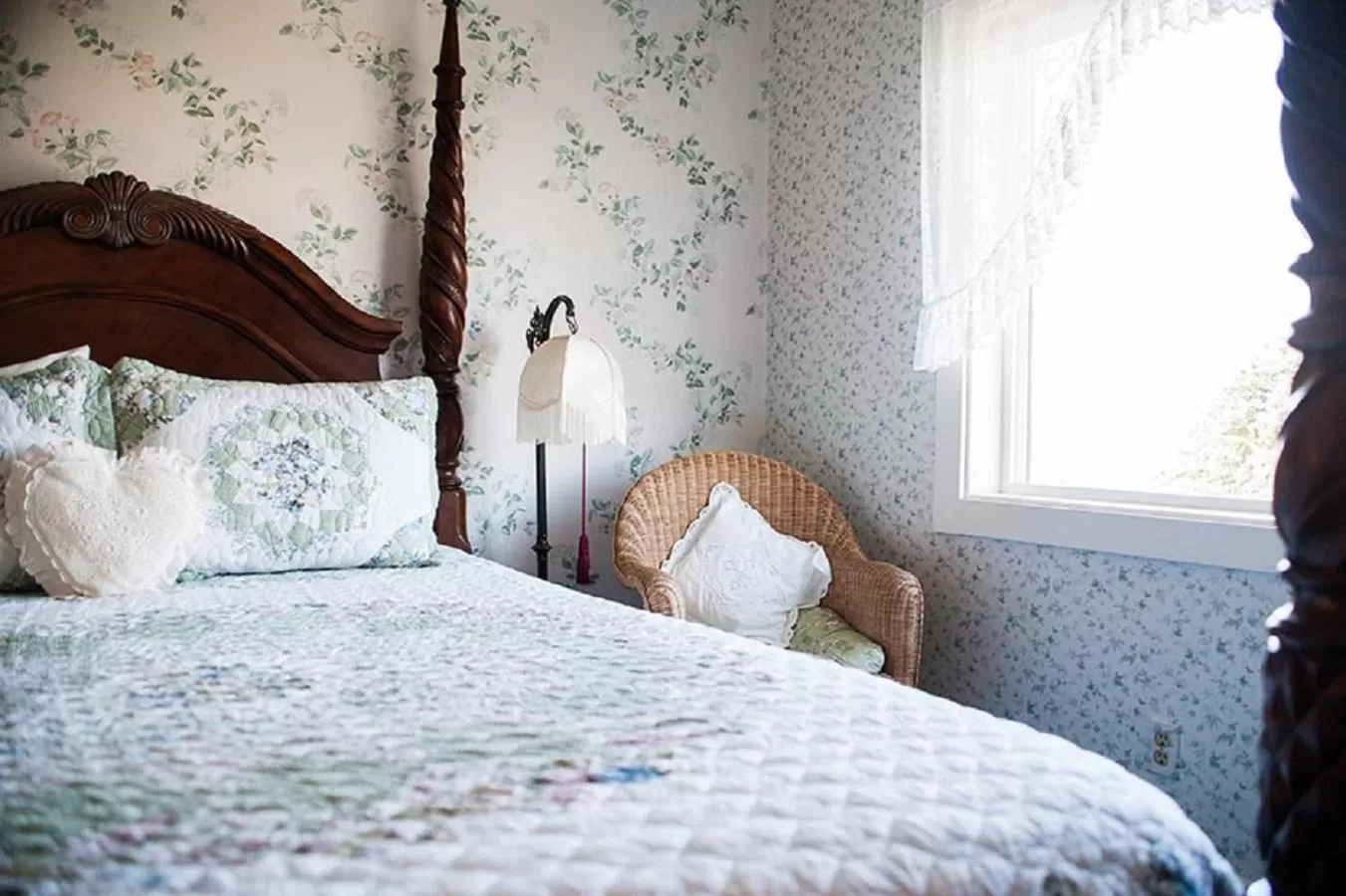 Queen Room with Balcony in Anchorage Inn B&B