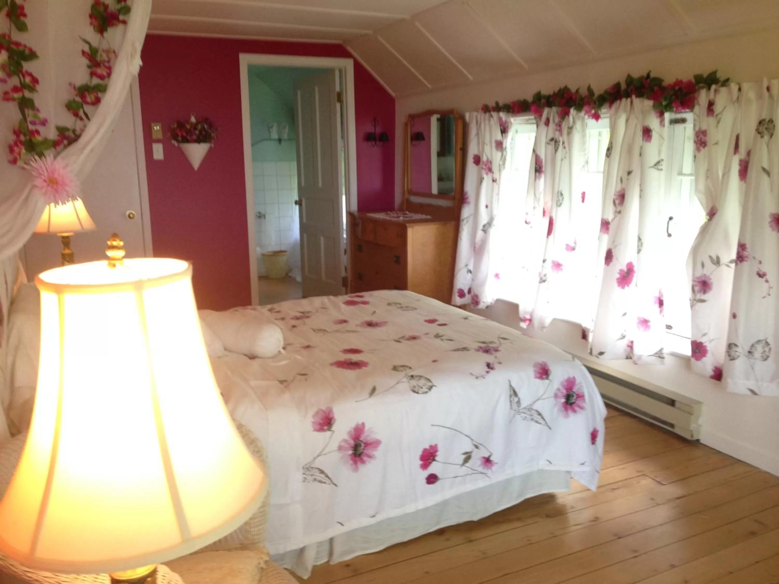 Photo of the whole room, Bed in Auberge sur la Côte