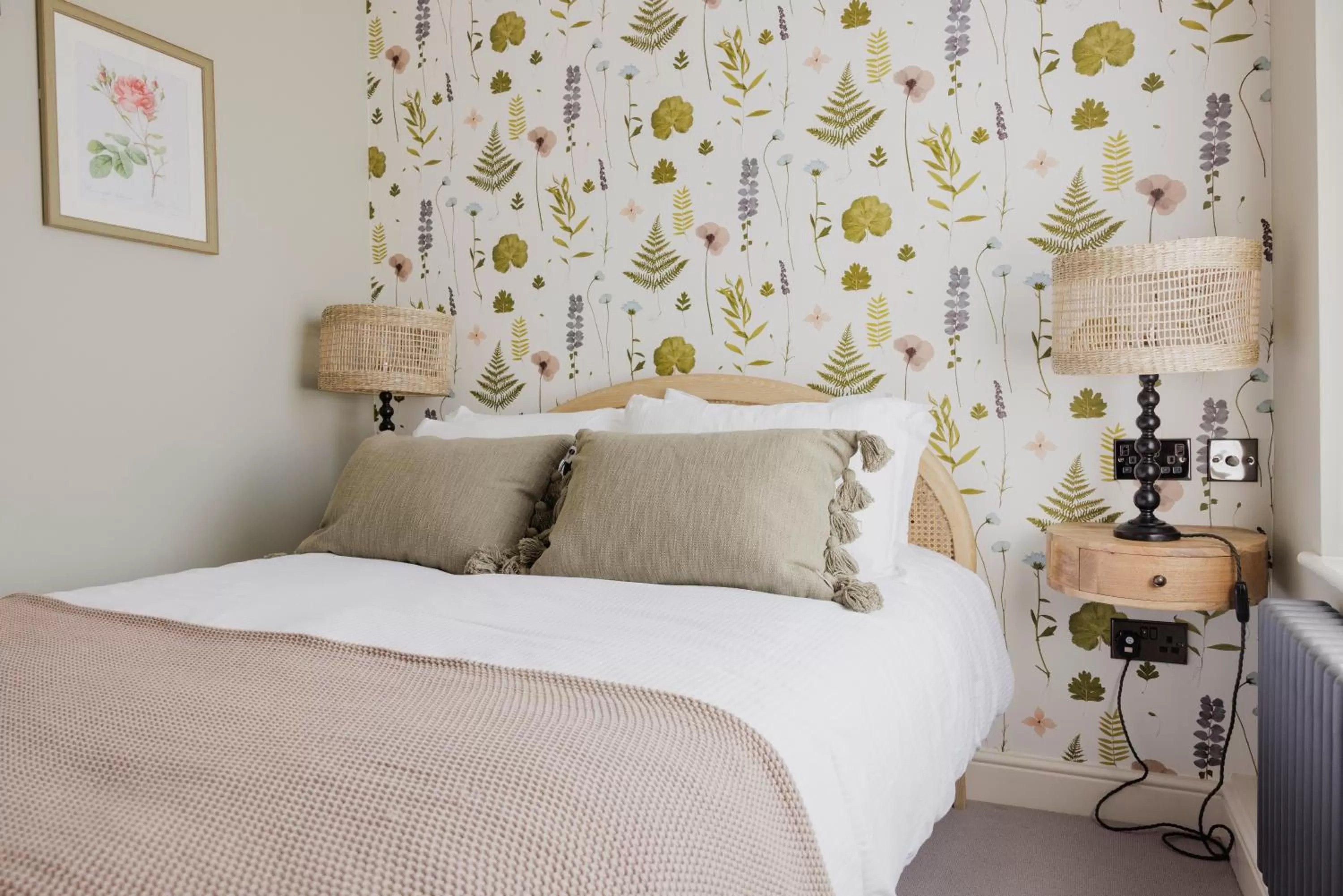 Bedroom, Bed in The George & Dragon