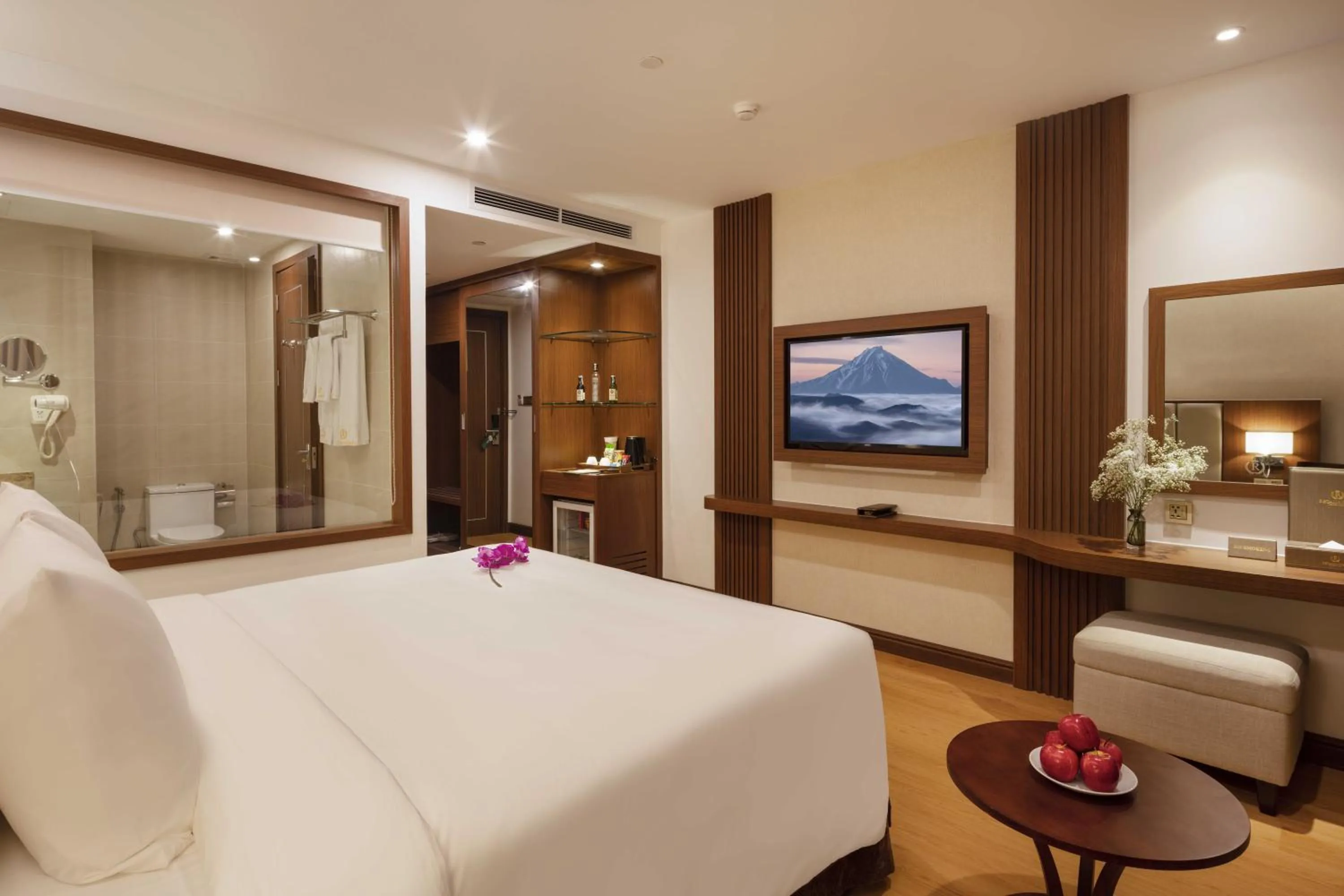 Photo of the whole room, Bed in Regalia Gold Hotel