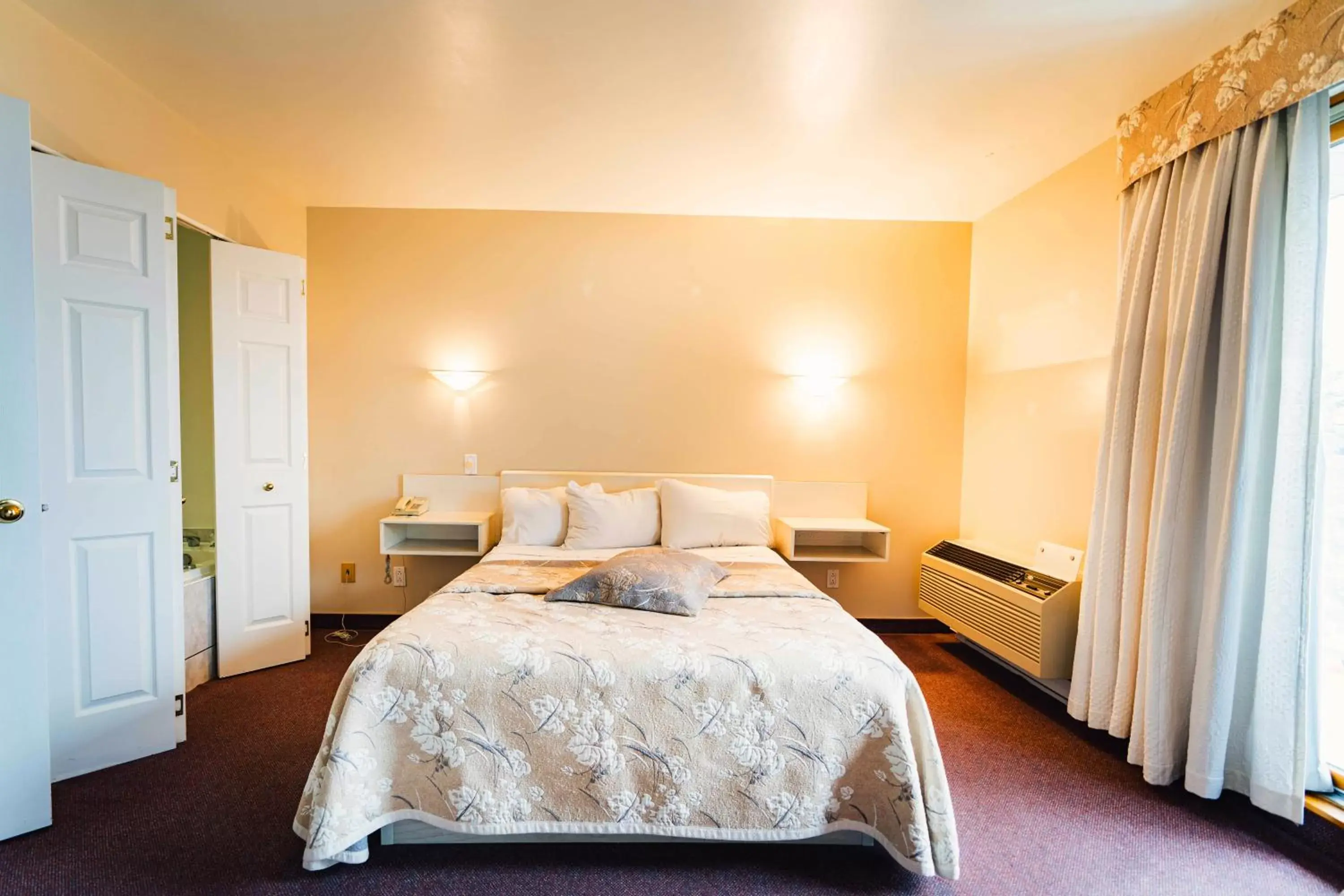 Deluxe Suite with Spa Bath in Auberge Harris Deluxe Suite with Spa Bath in Auberge Harris