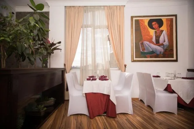 Restaurant/places to eat in Hotel Miracle