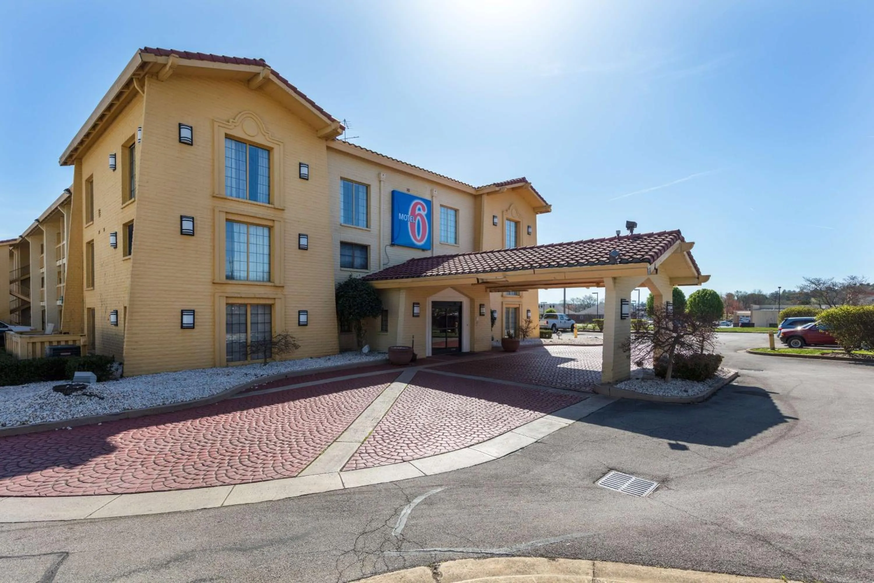 Property building in Motel 6-Knoxville, TN