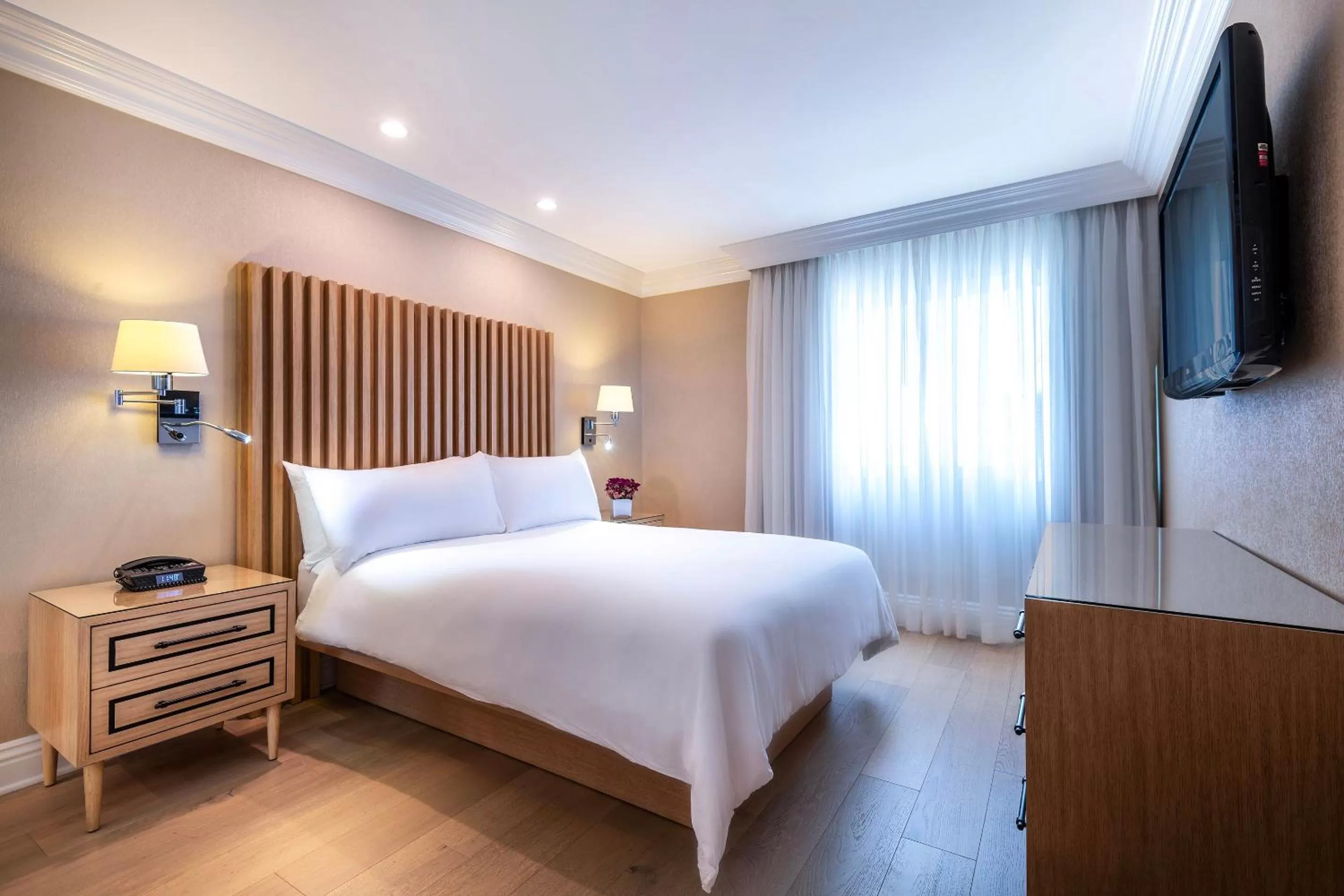 Bedroom, Bed in Beverly Hills Plaza Hotel & Spa