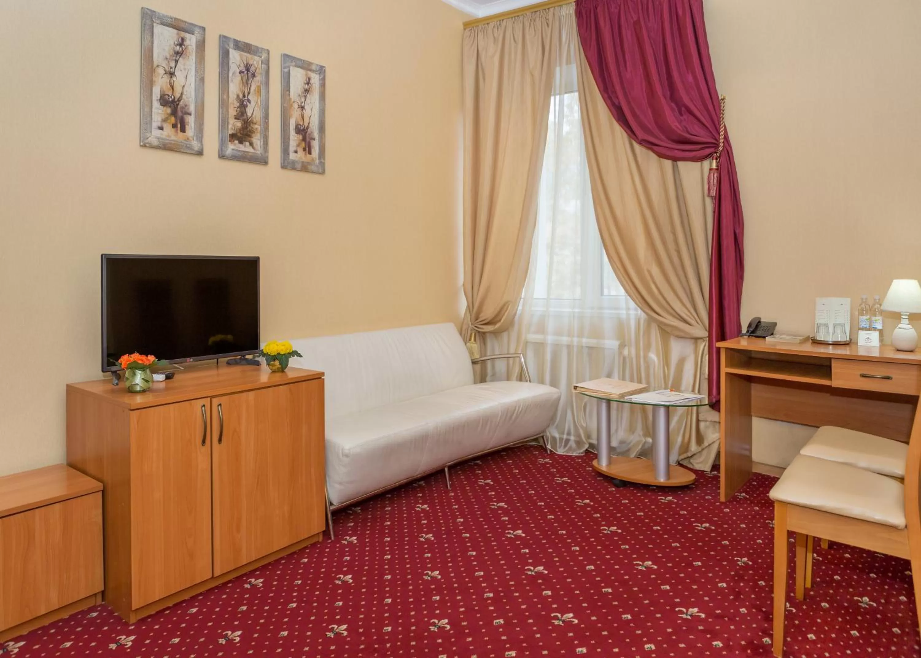Seating area, TV/Entertainment Center in Lermontovskiy Hotel