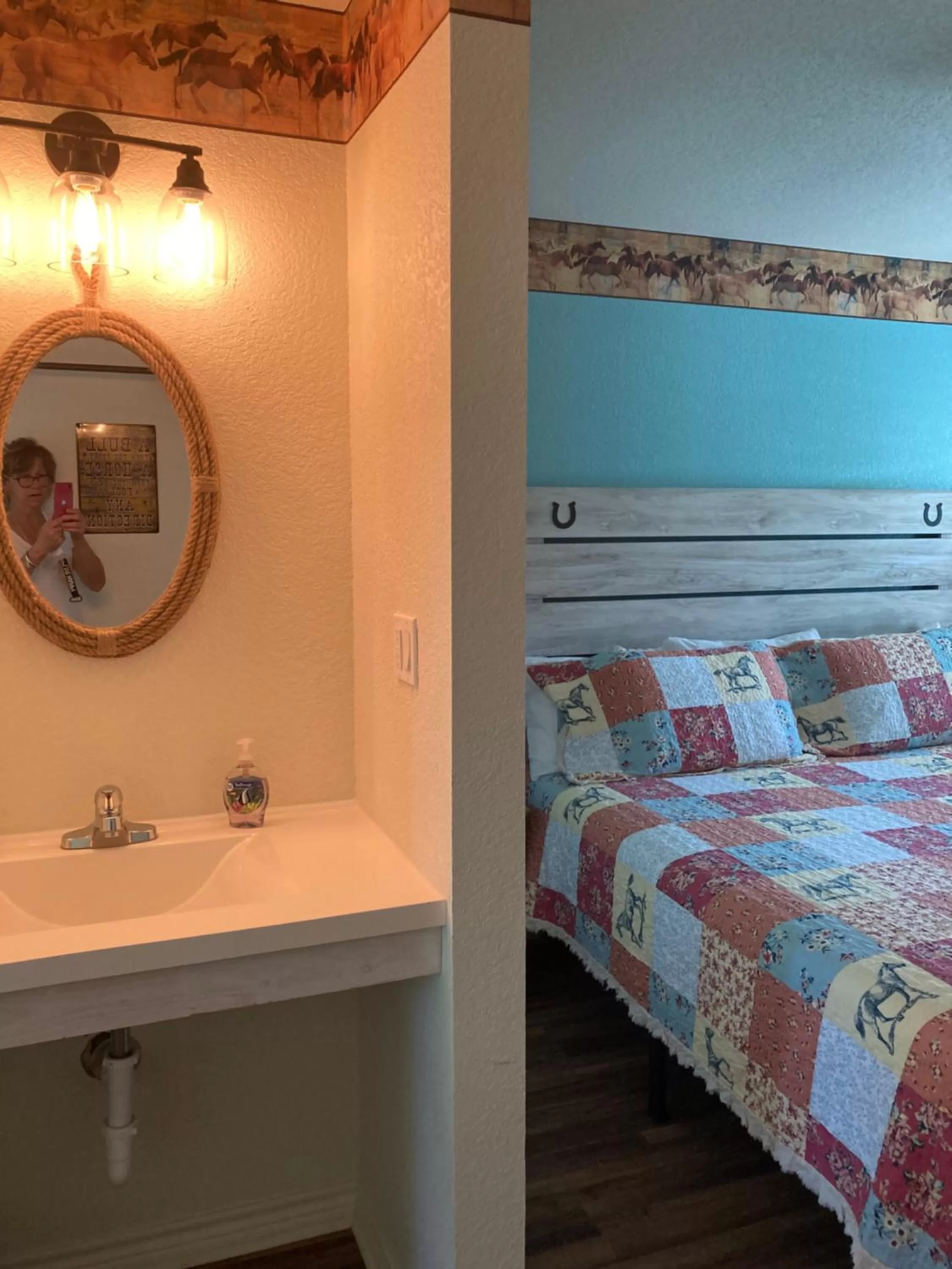 Bathroom, Bed in Horseshoe Riverside Lodge