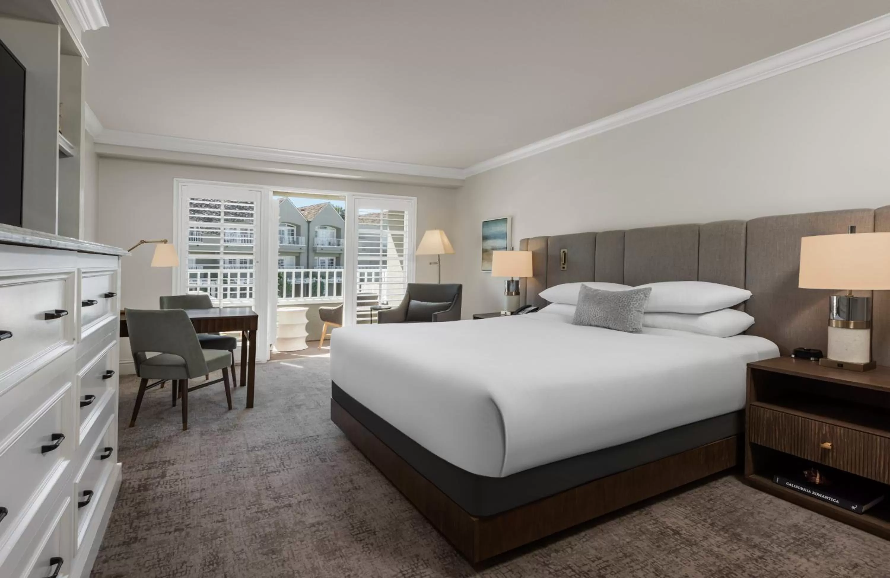 Photo of the whole room, Bed in L'Auberge Del Mar Resort and Spa