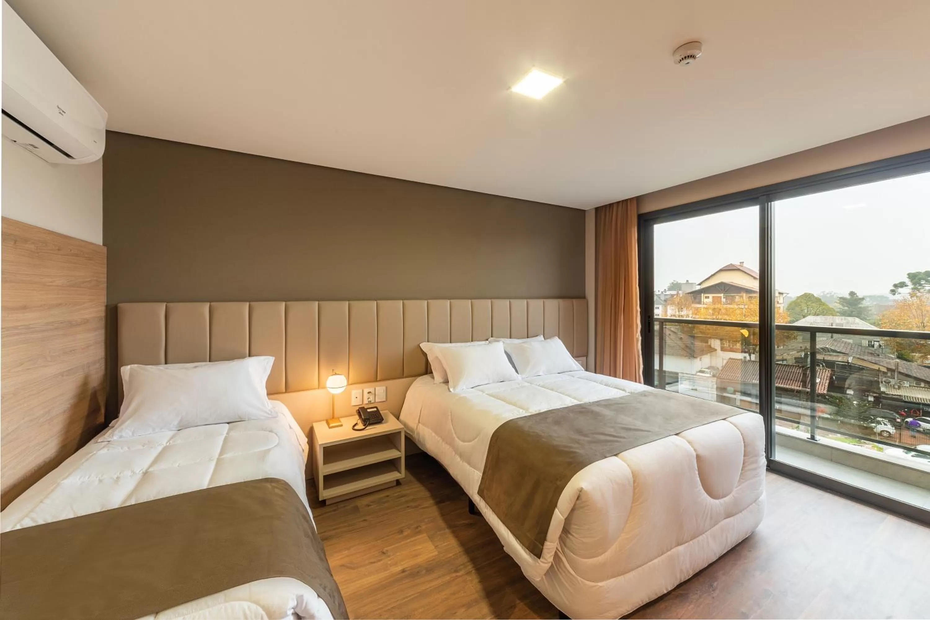 Photo of the whole room, Bed in Laghetto Canela