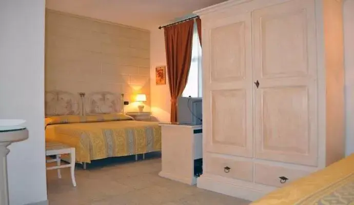 Triple Room in Grikò Country Hotel Triple Room in Grikò Country Hotel