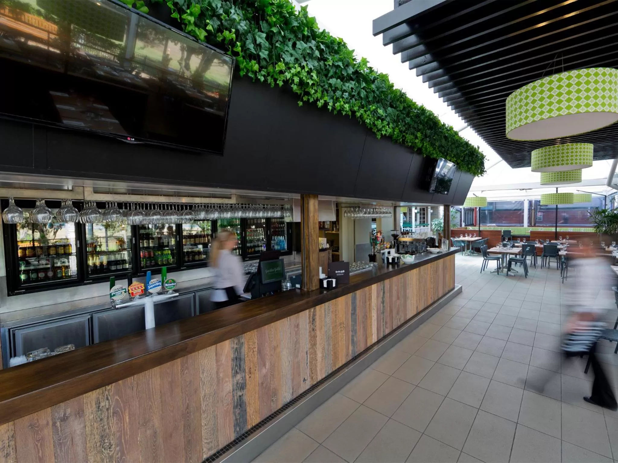 Restaurant/places to eat in The Glen Hotel and Suites