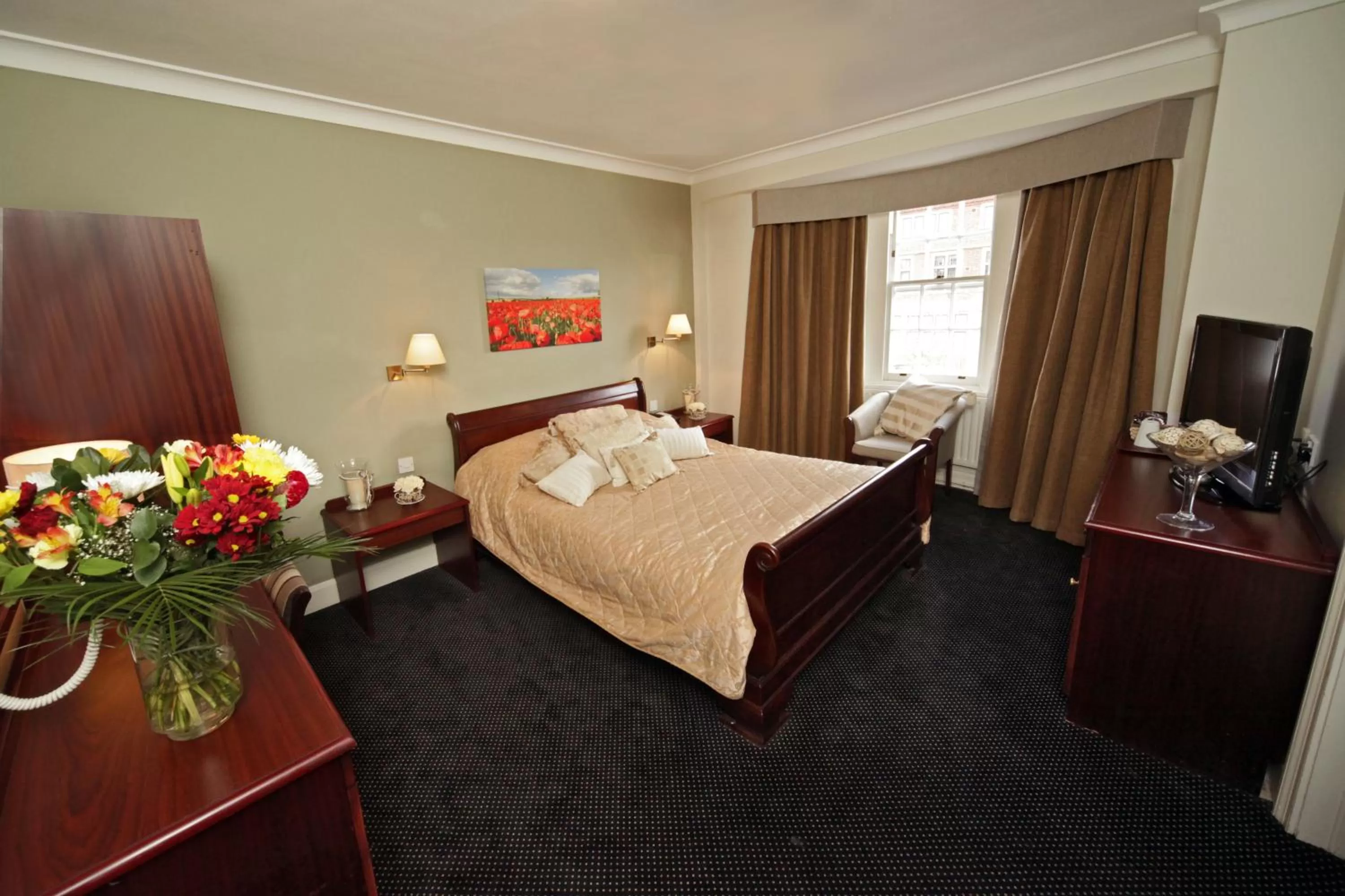 Bed in The Broadway Hotel