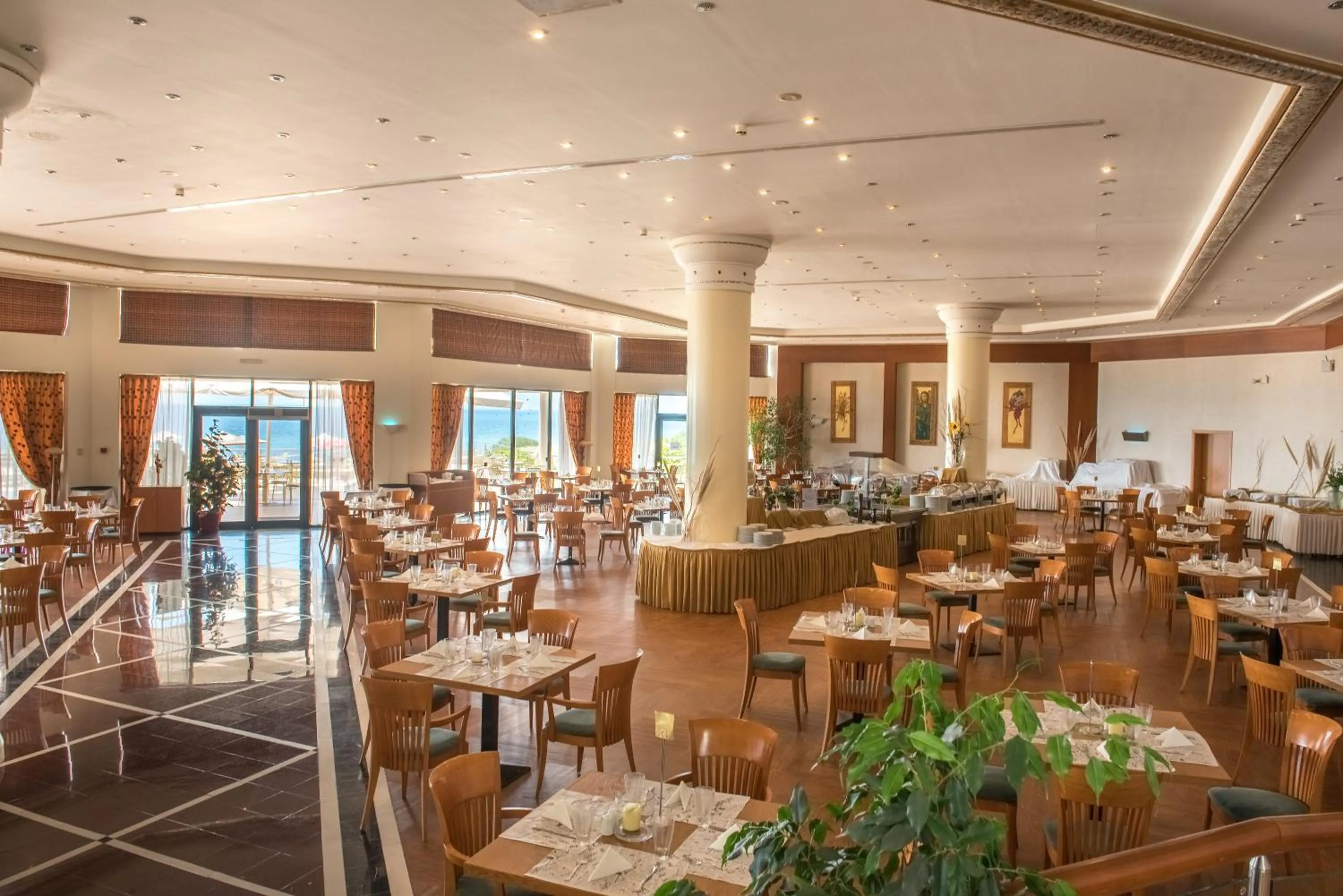 Restaurant/places to eat in Ramada Plaza by Wyndham Thraki