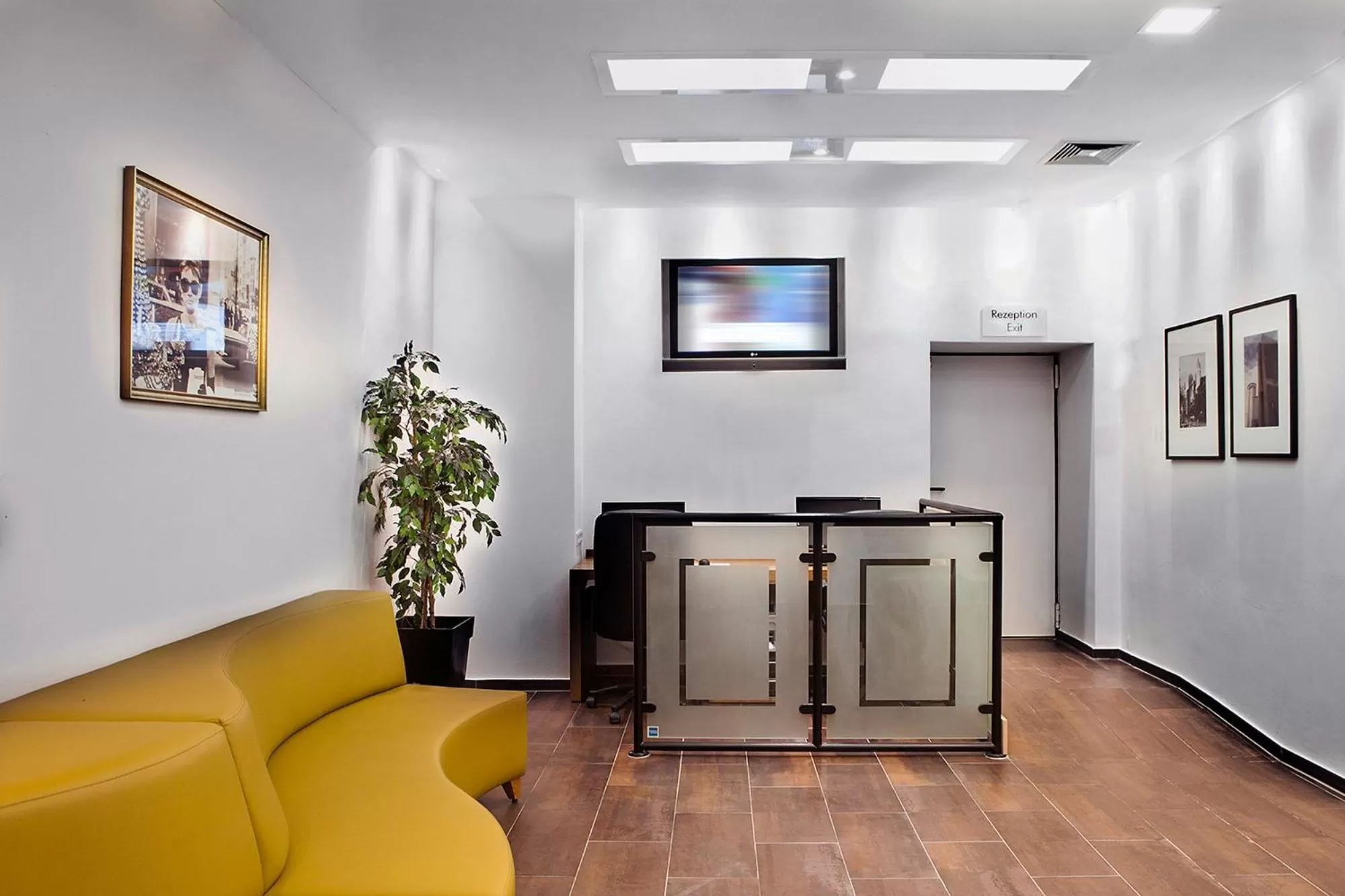 Communal lounge/ TV room in Ramada by Wyndham Frankfurt Central Station