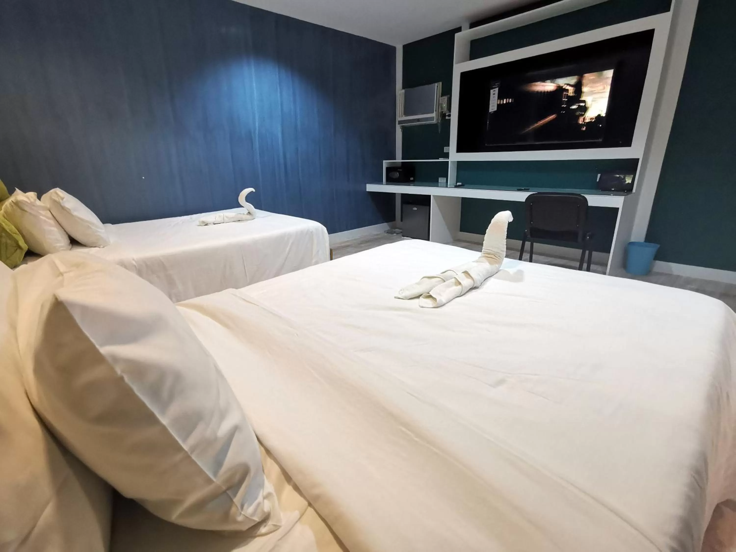 Bed in Pescadores Suites Moalboal