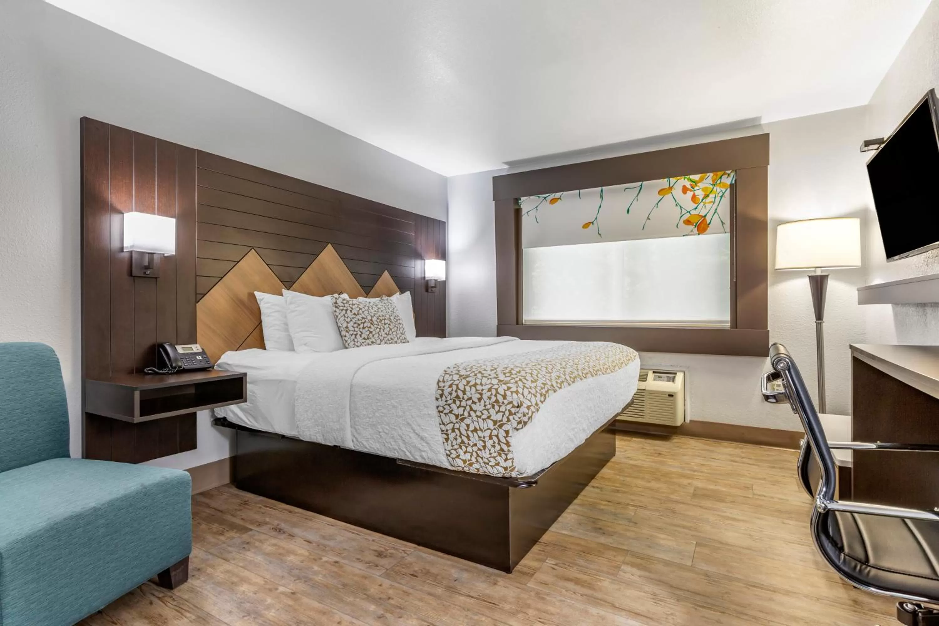 King Suite - Non-Smoking in Brookstone Lodge near Biltmore Village, Ascend Hotel Collection