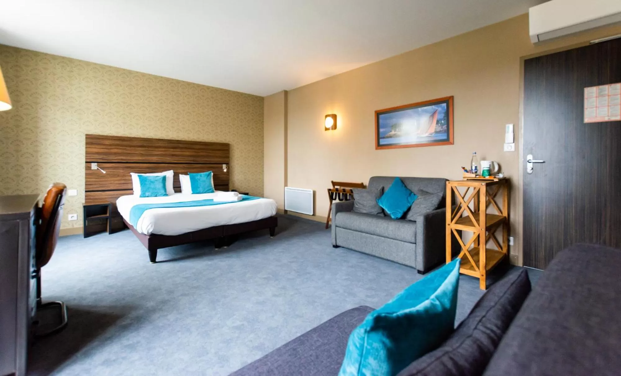 Bed in Logis Hôtel Le Vert Galant