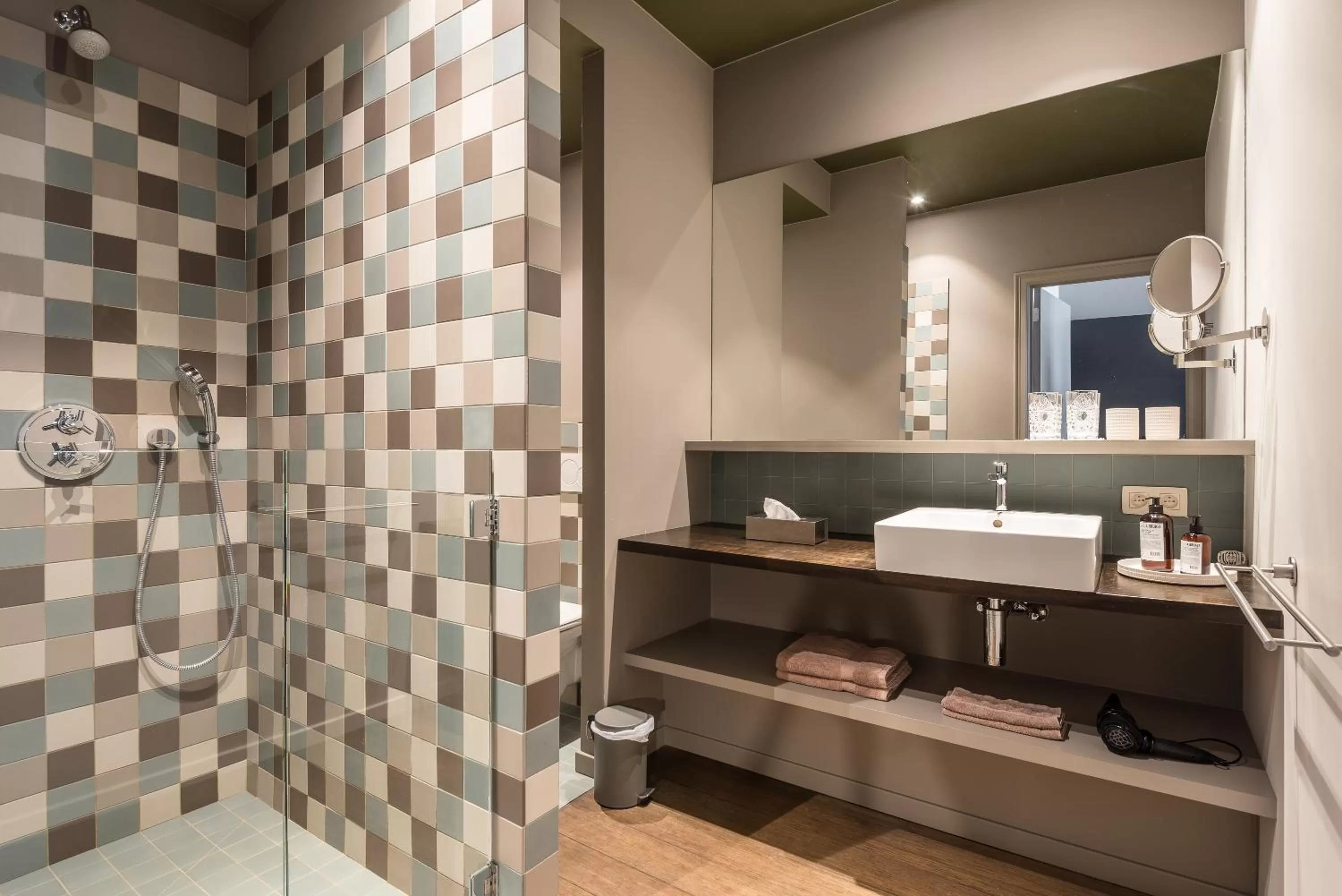 Shower in Zakske13 - Design Boutique B&B in Bruges city centre