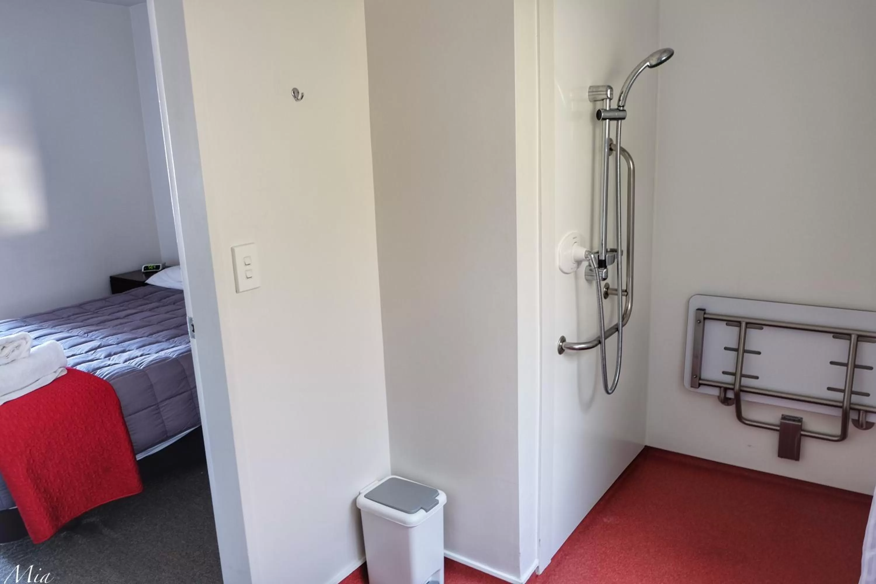 Shower, Bed in Marksman Motor Inn