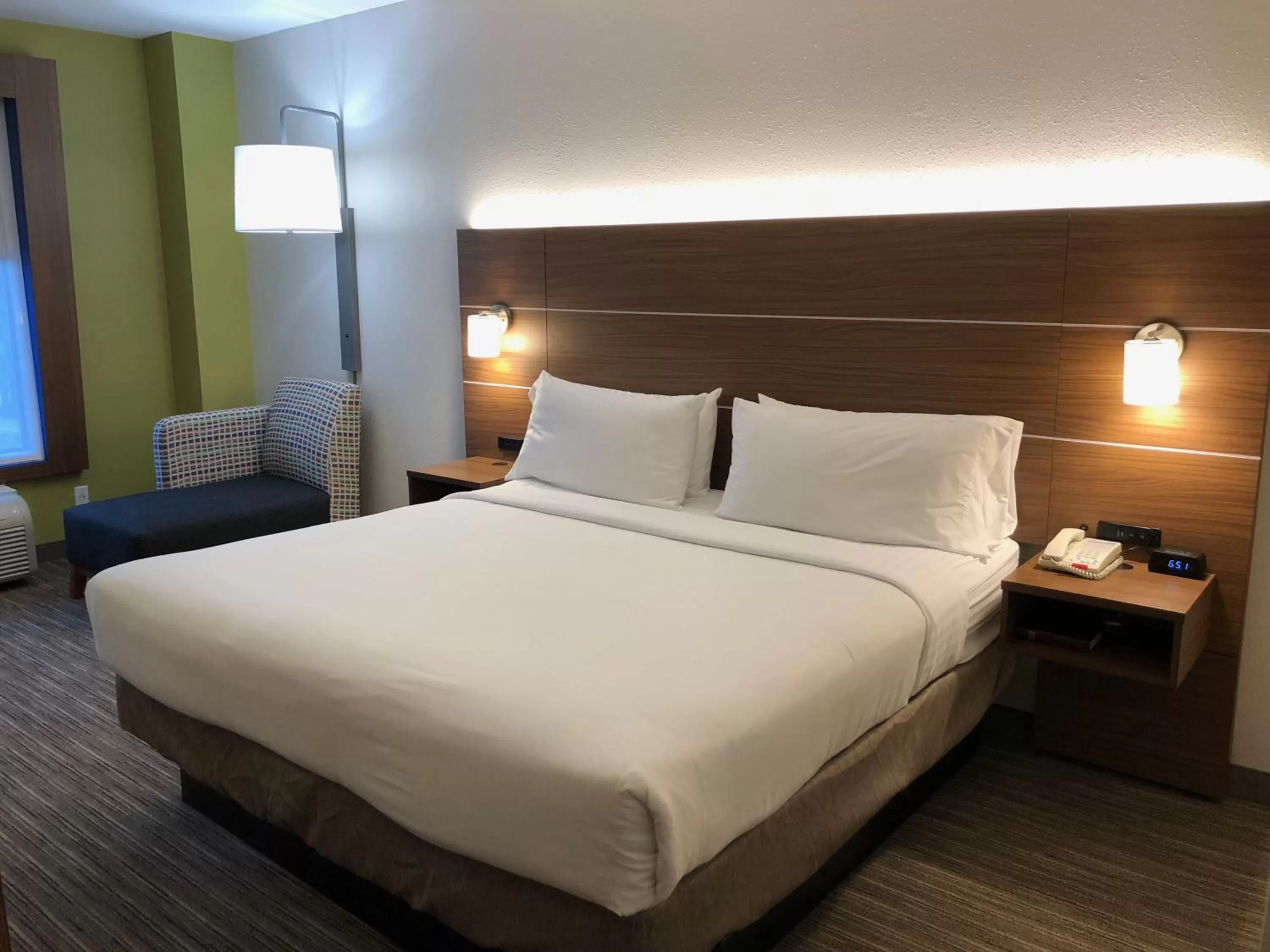 Photo of the whole room, Bed in Holiday Inn Express Arlington Interstate 20 Parks Mall by IHG