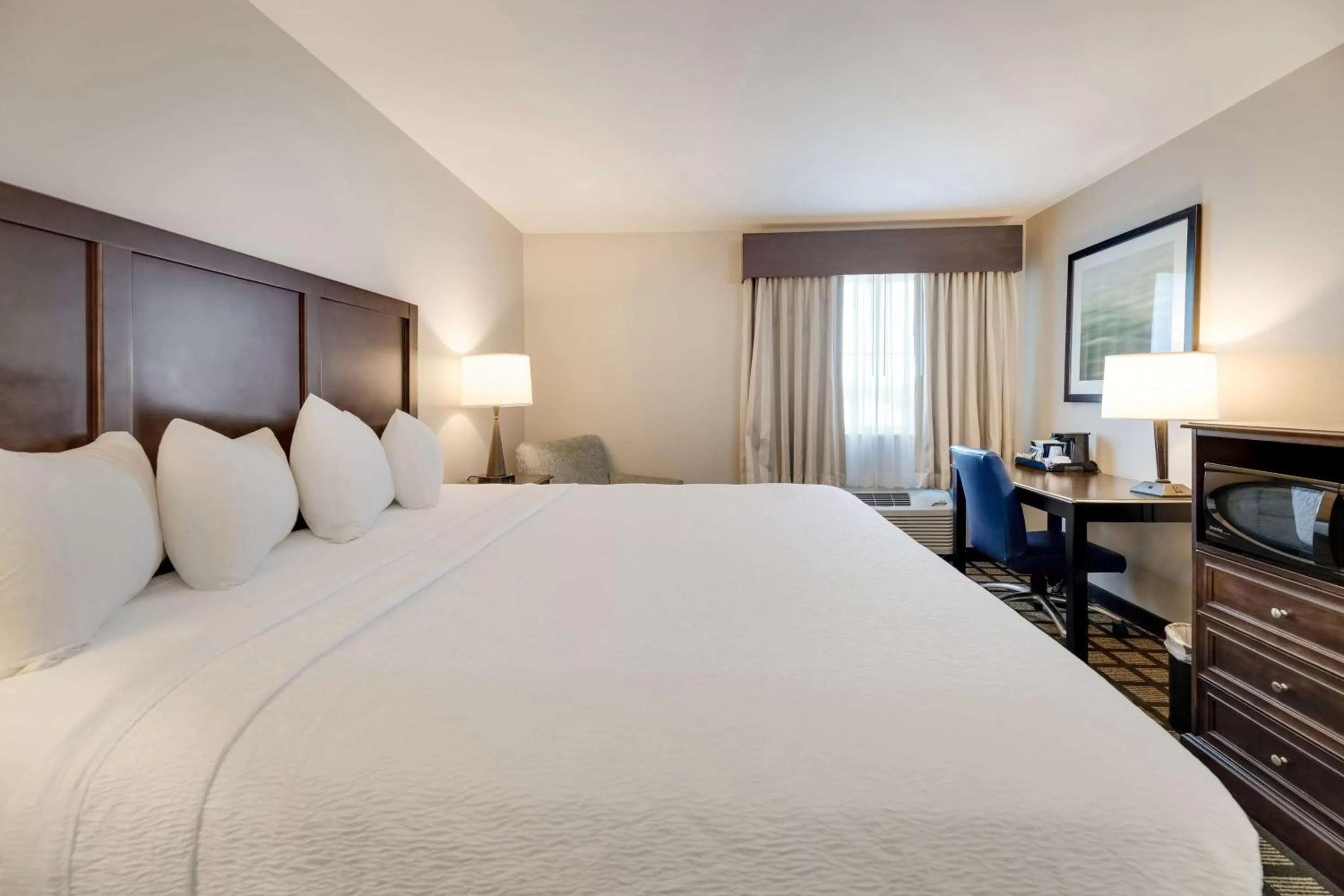 King Room with Mobility Accessible Tub in Best Western North Bryant Inn