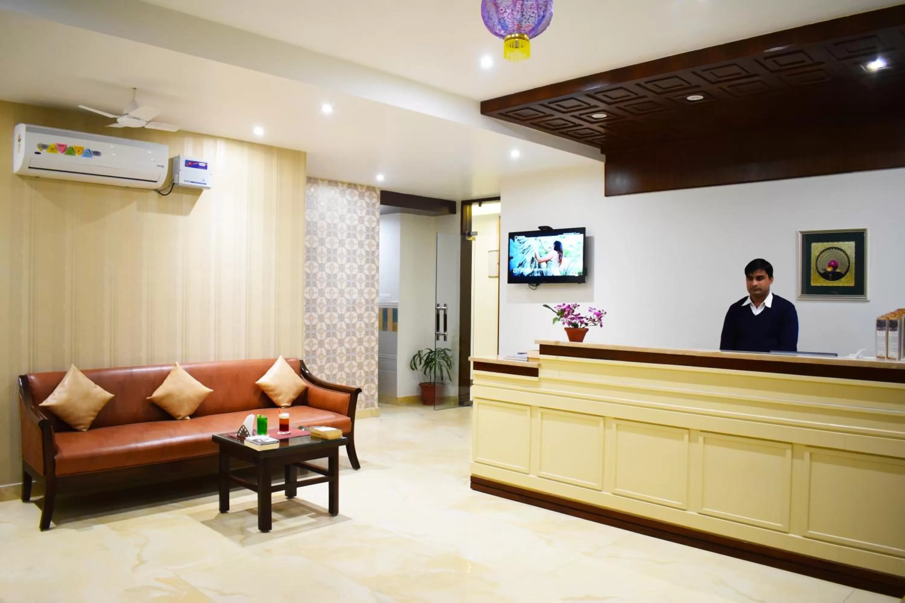 Lobby or reception in Hotel Green View - Behind Pramarth Niketan