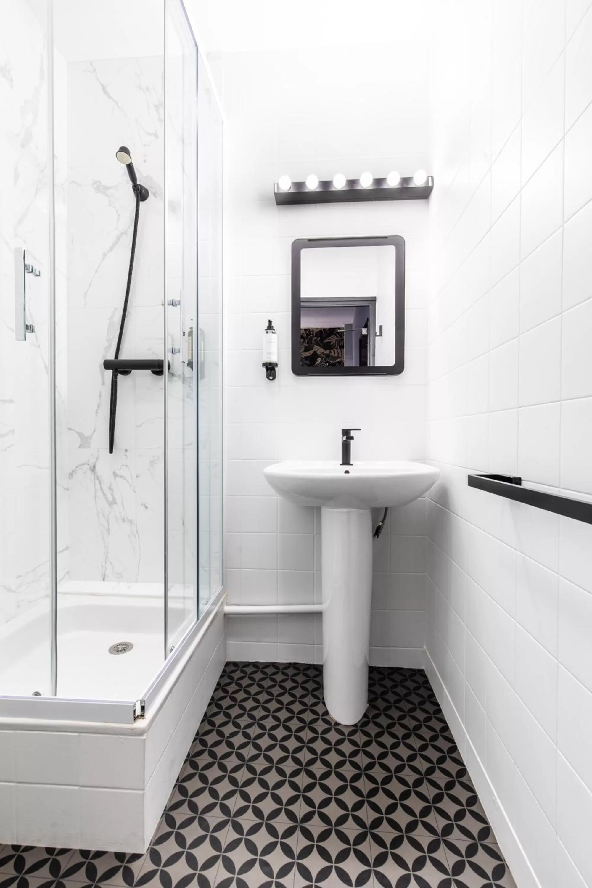 Bathroom in Hôtel Lanjuinais