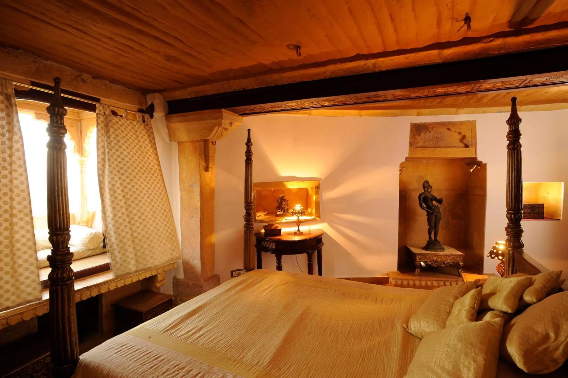 Photo of the whole room, Bed in Killa Bhawan