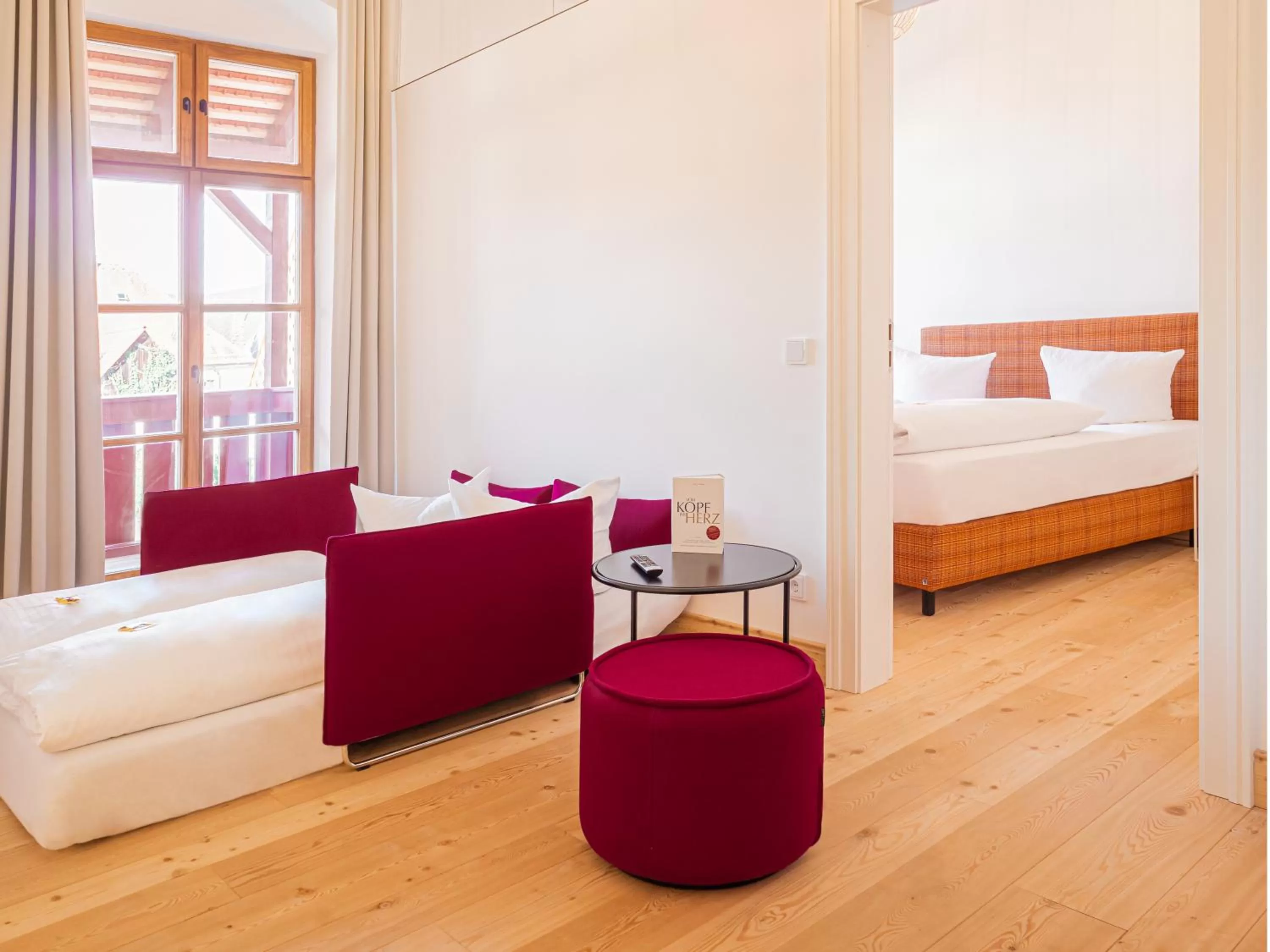 Photo of the whole room, Bed in Post Berching