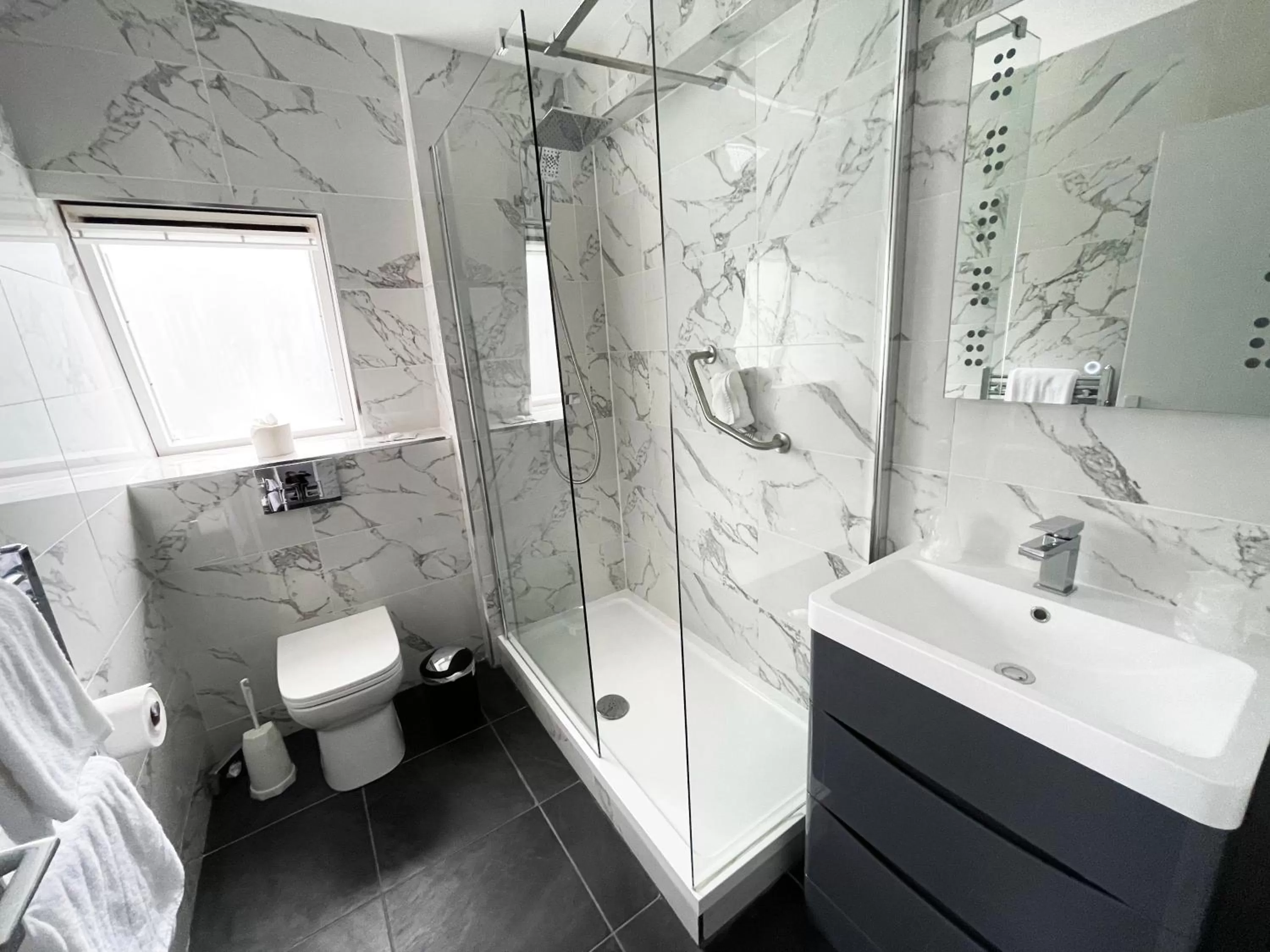 Shower in Suncliff Hotel - OCEANA COLLECTION