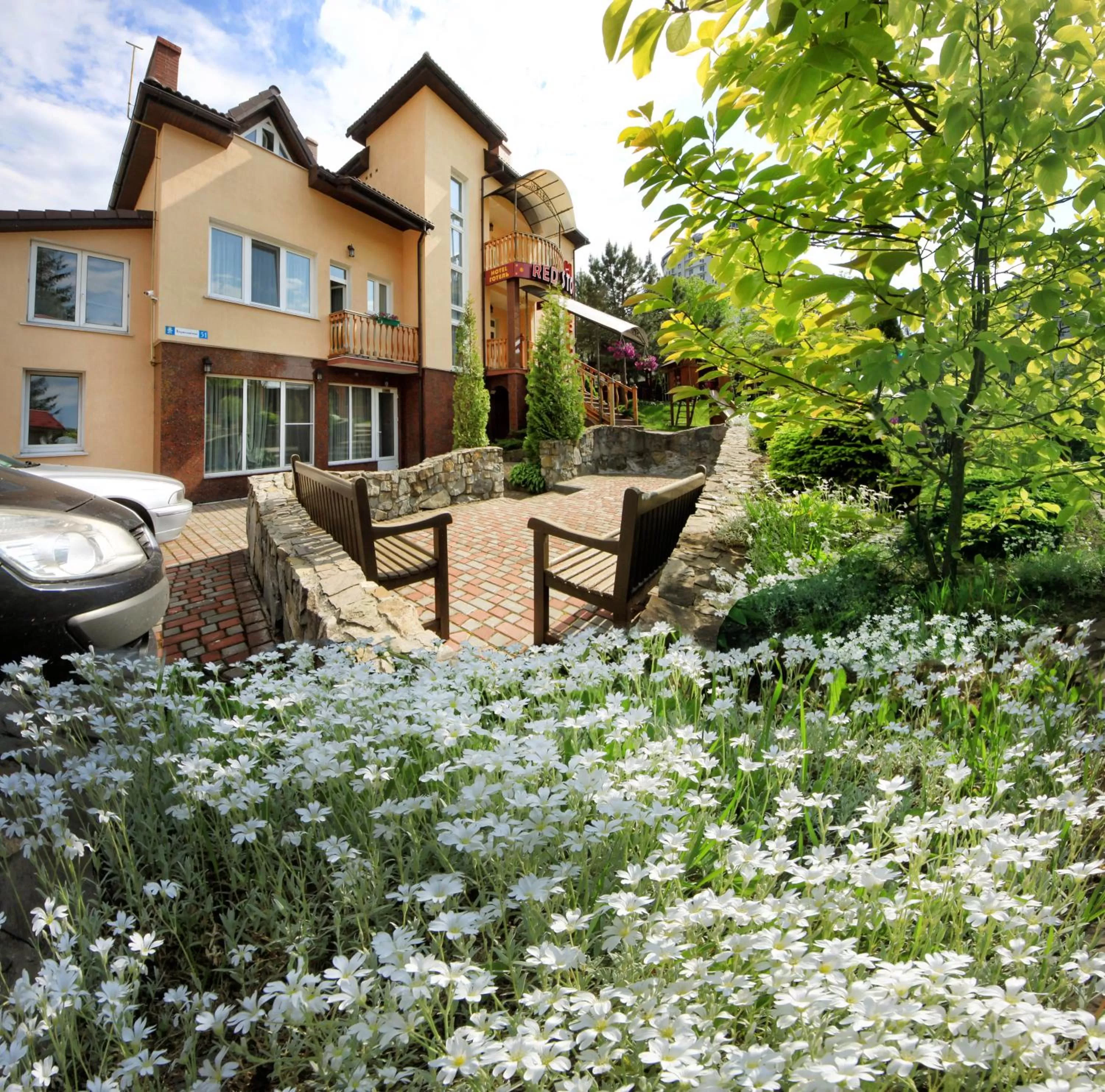 Property building, Patio/Outdoor Area in Red Stone