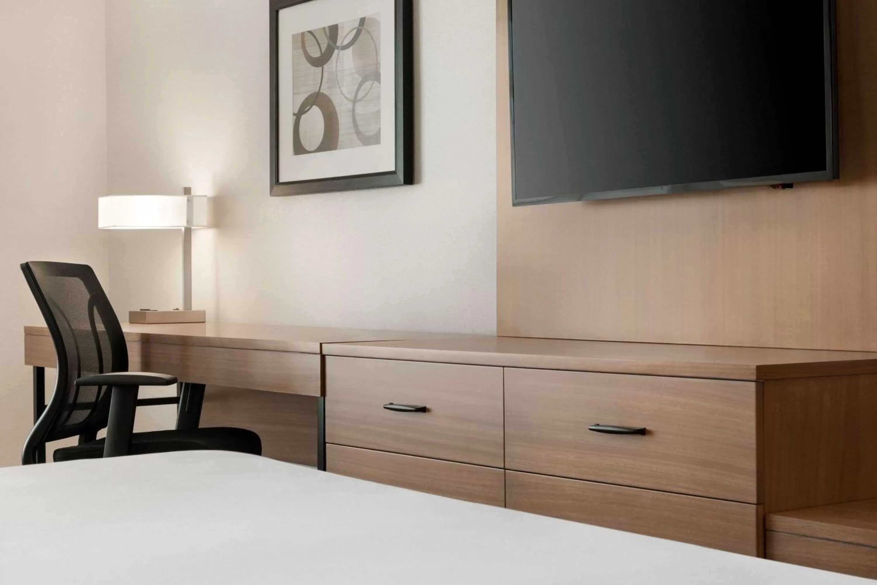 Photo of the whole room, Bed in Wingate by Wyndham Cincinnati Blue Ash