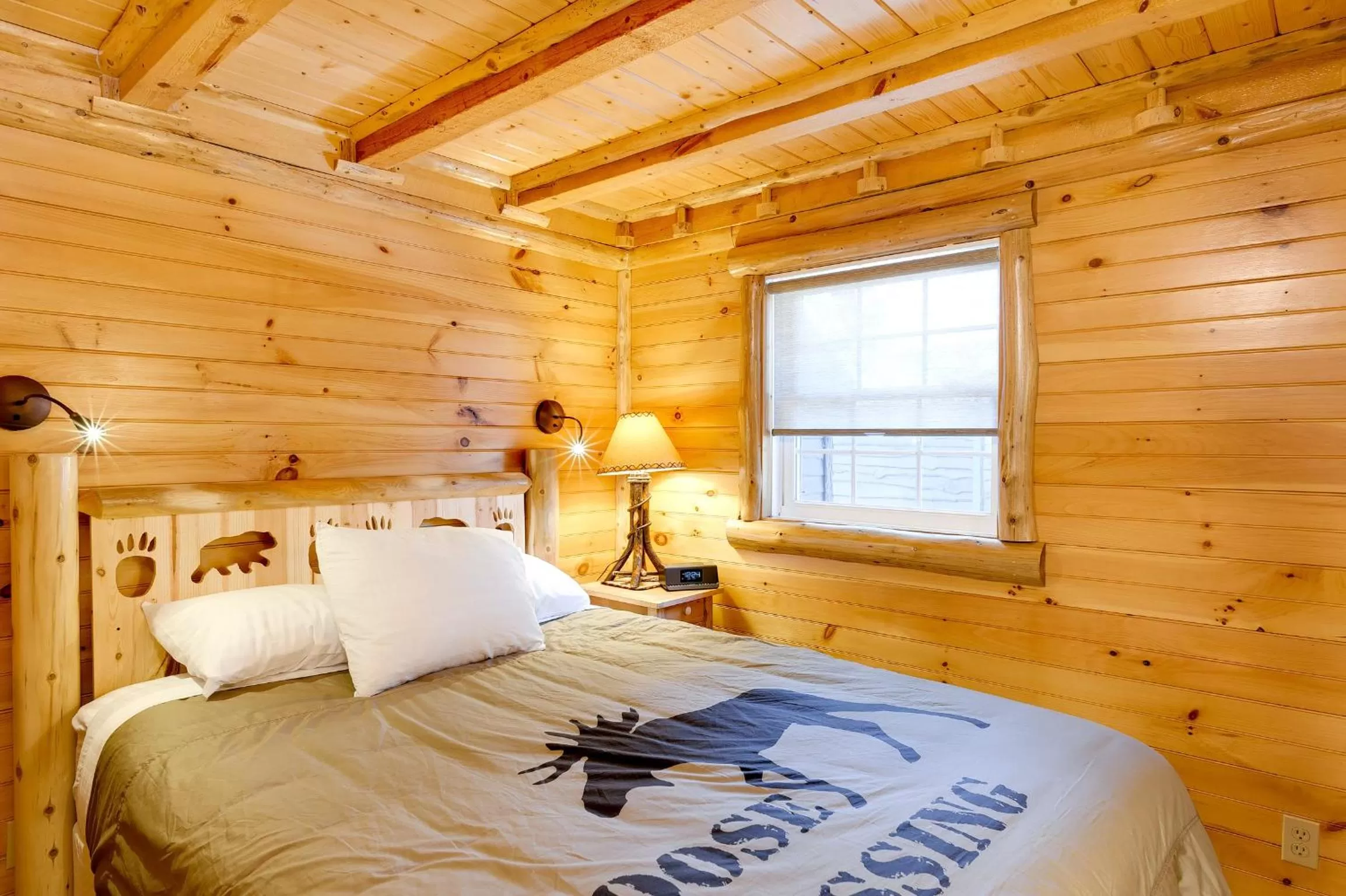 Bedroom, Bed in Cobble Mountain Lodge