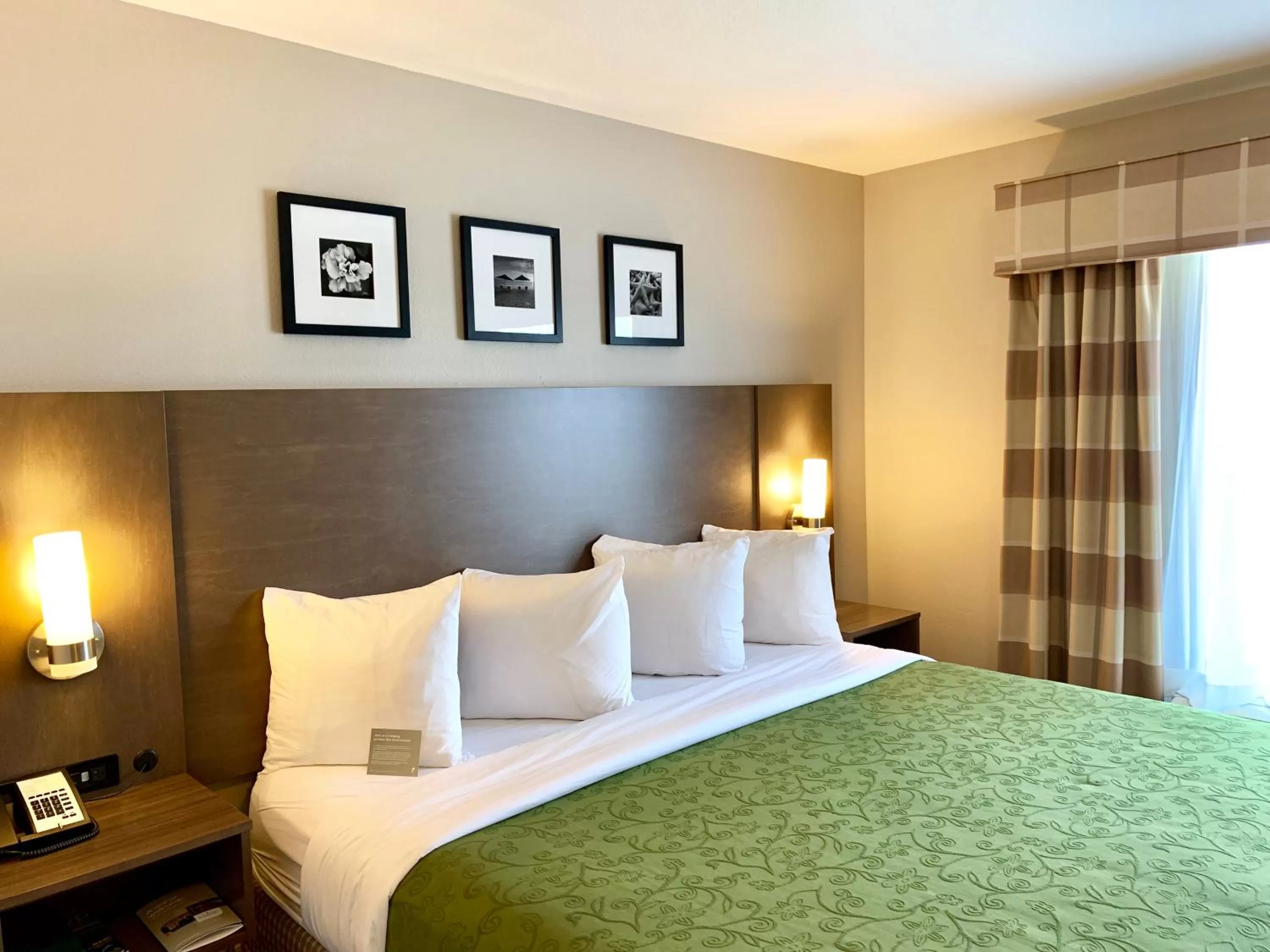 Bed in Country Inn & Suites by Radisson Kenosha - Pleasant Prairie