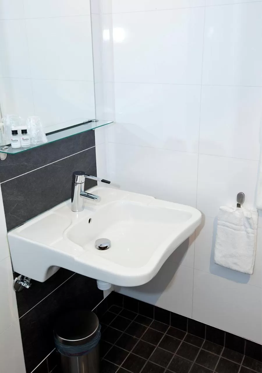 Bathroom in Rasta Grums