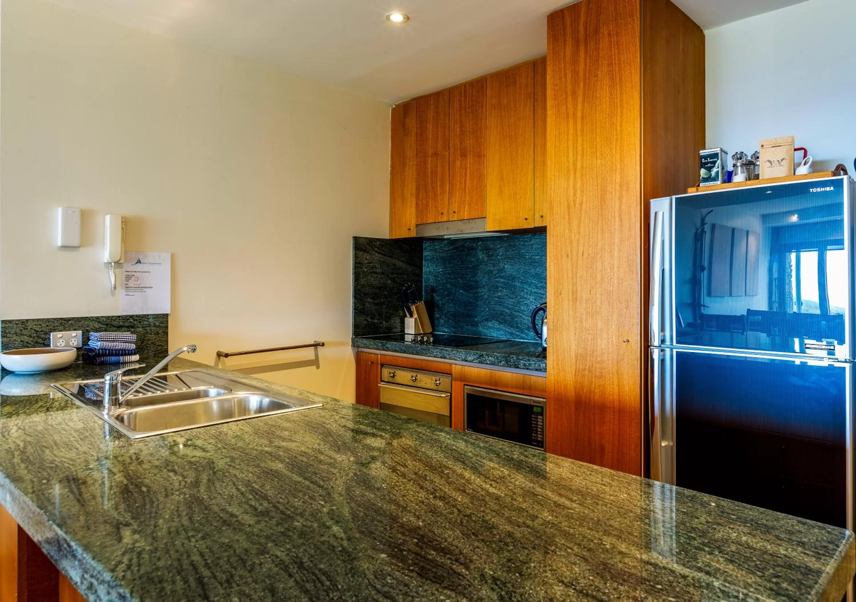 Kitchen or kitchenette in Alpine Woodsmoke Apartments