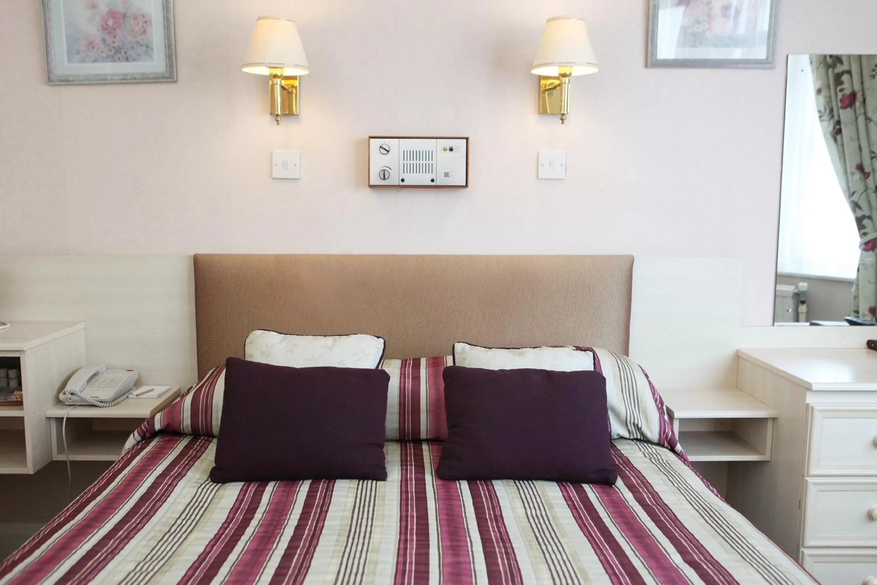 Bedroom, Bed in Livermead House Hotel