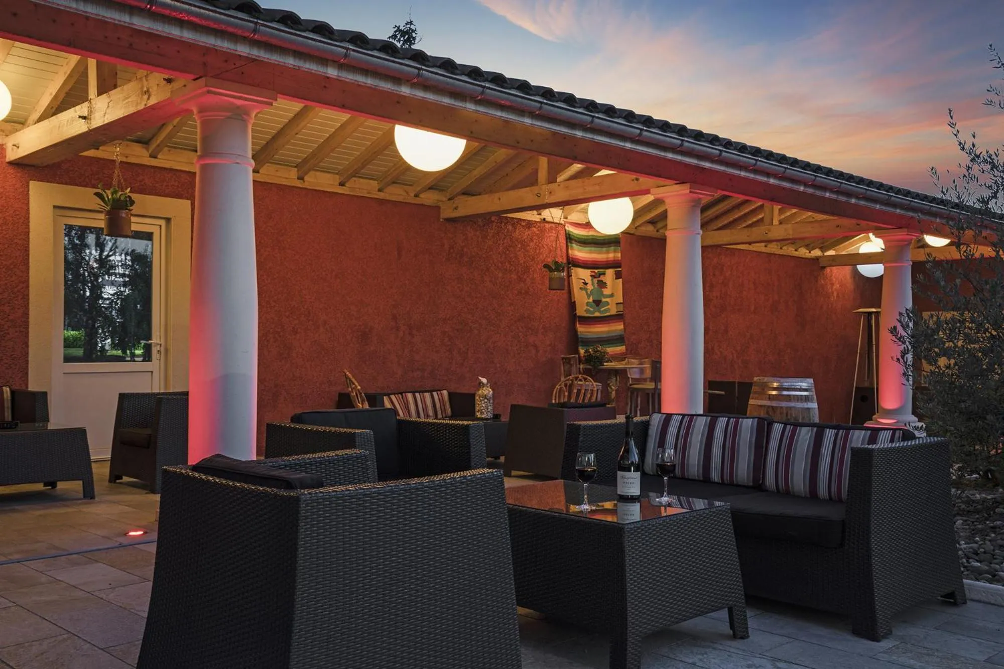 Patio in The Originals Boutique, Hôtel Le Pillebois, Bourg-en-Bresse Nord