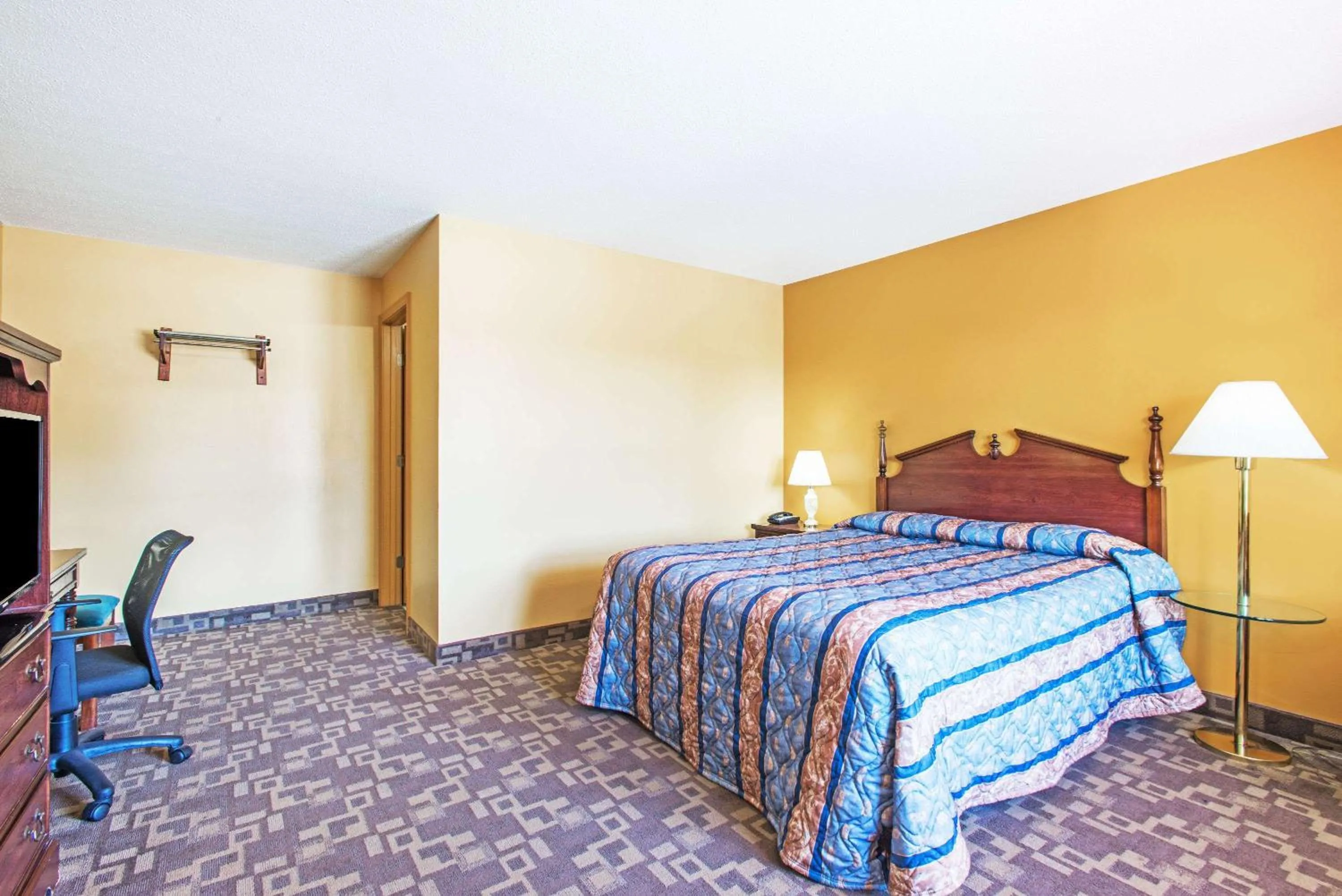 Photo of the whole room, Bed in Knights Inn Hadley