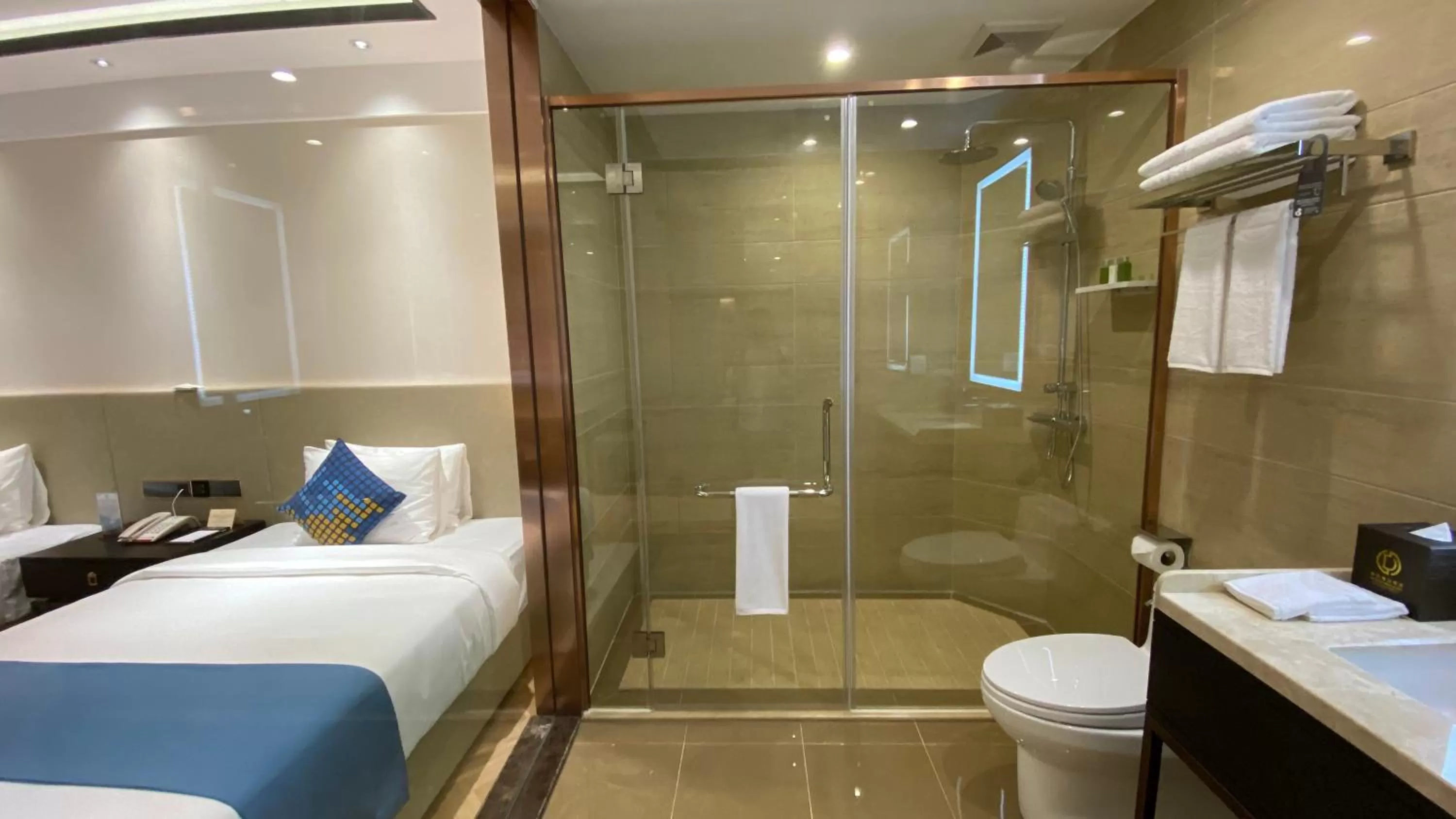Shower, Bed in Ocean Delight Boutique Hotel 海悦精品酒店
