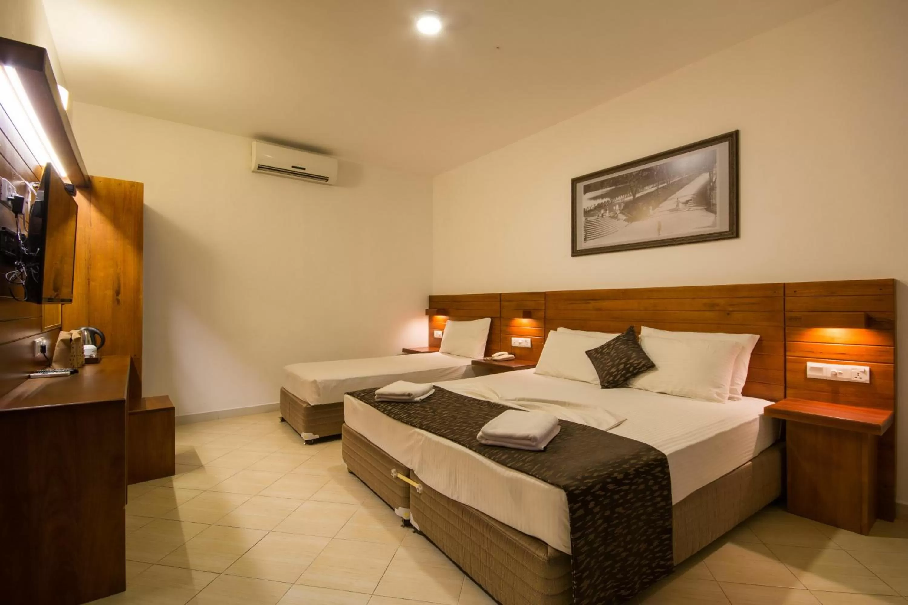 Bed in Kandyan View Holiday Bungalow ''Free Pickup From Kandy city''