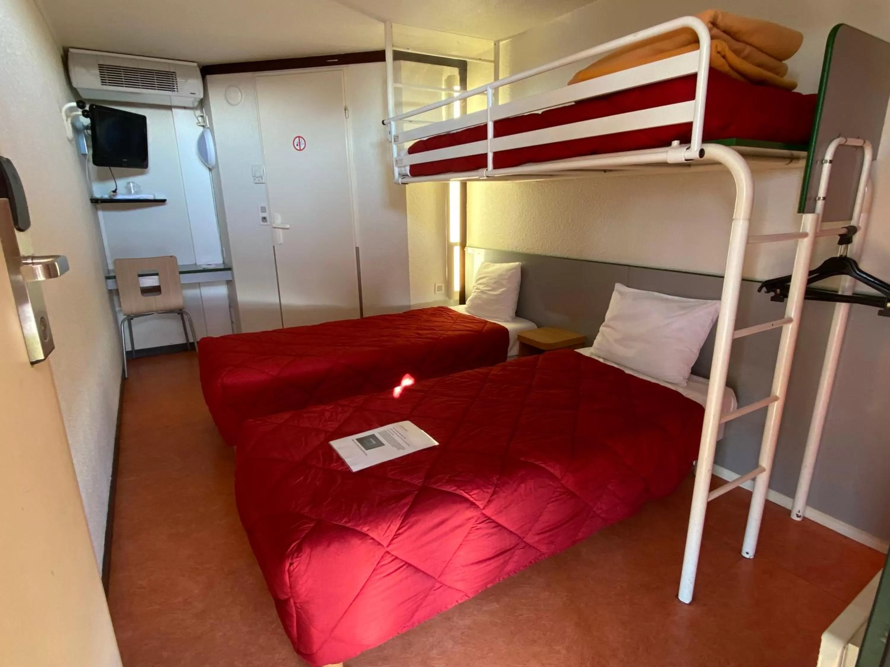 Photo of the whole room, Bed in Premiere Classe La Rochelle Sud - Angoulins