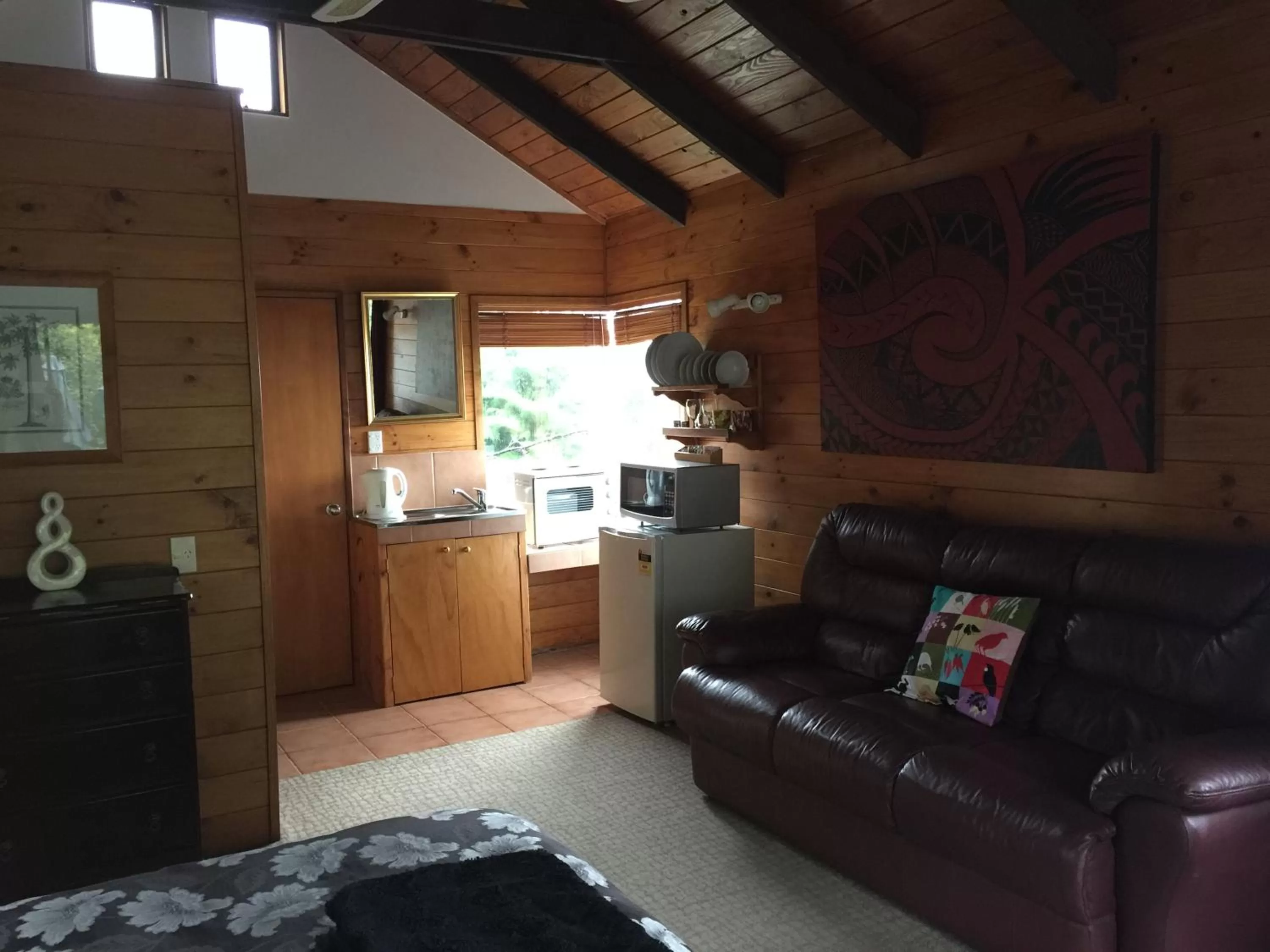 Kitchen or kitchenette in Grafton Cottage & Chalets