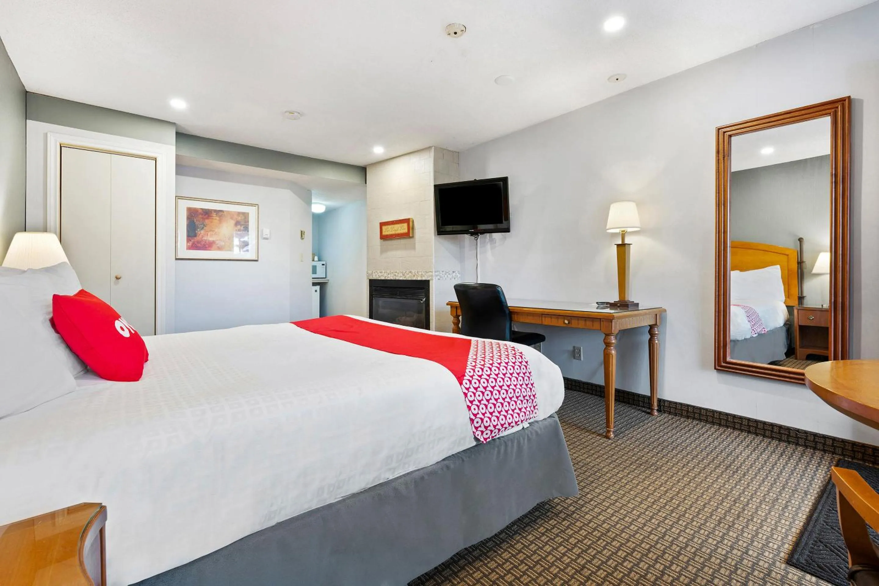 Bedroom, Bed in First Canada Hotel Cornwall Hwy 401 ON