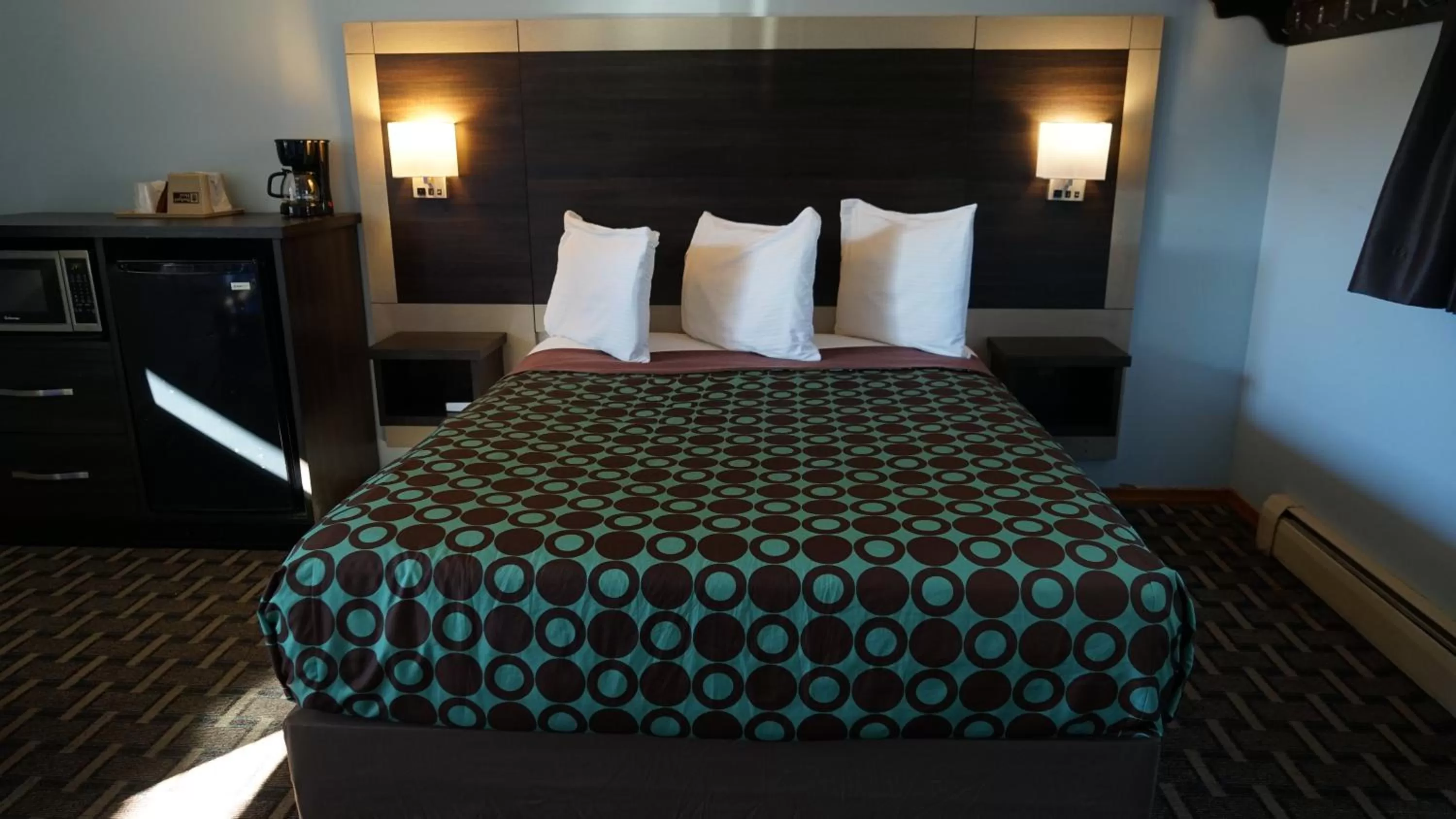 Bed in Budget Host Inn Fridley