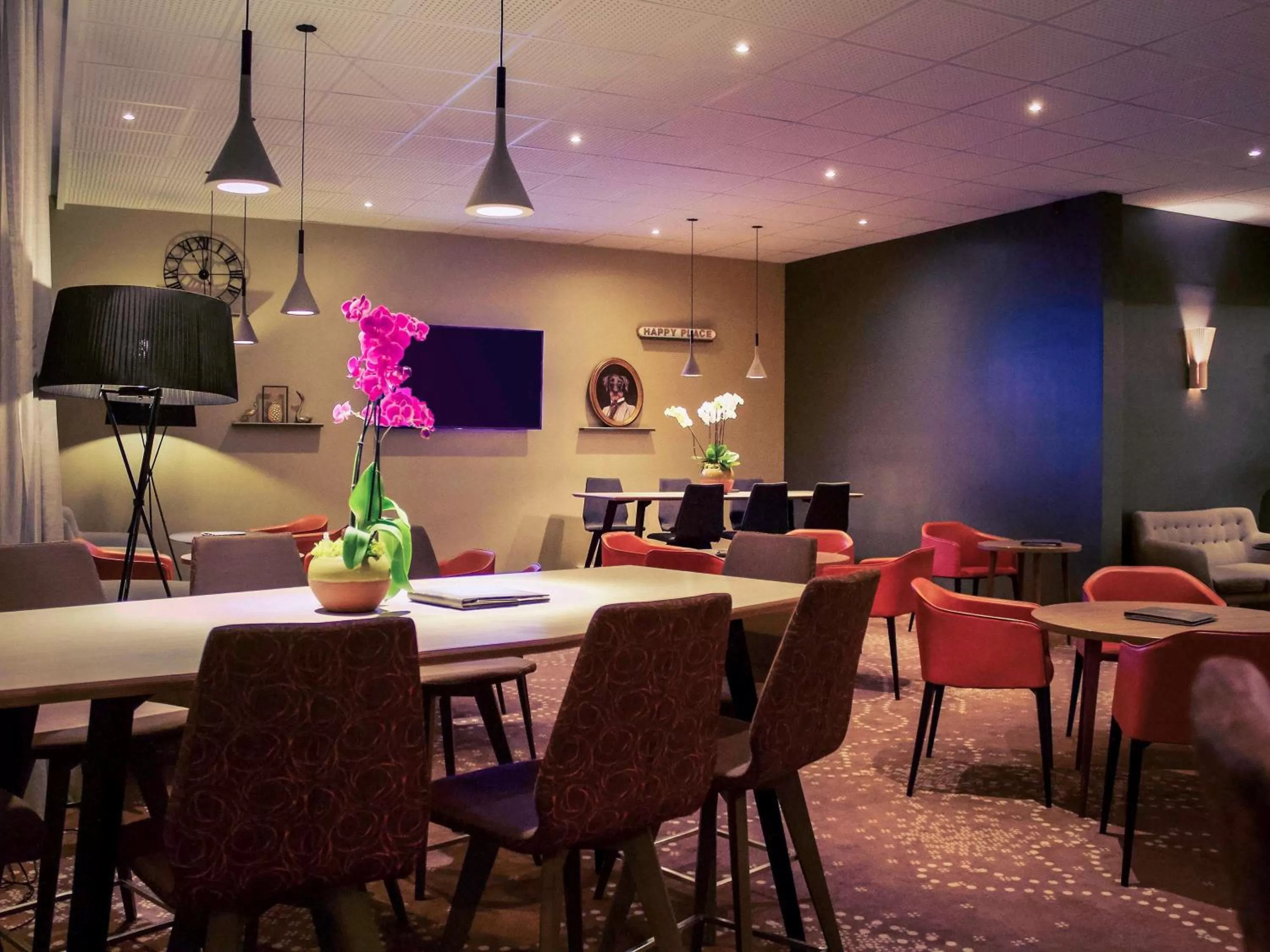 Lounge or bar in Mercure Compiègne Sud