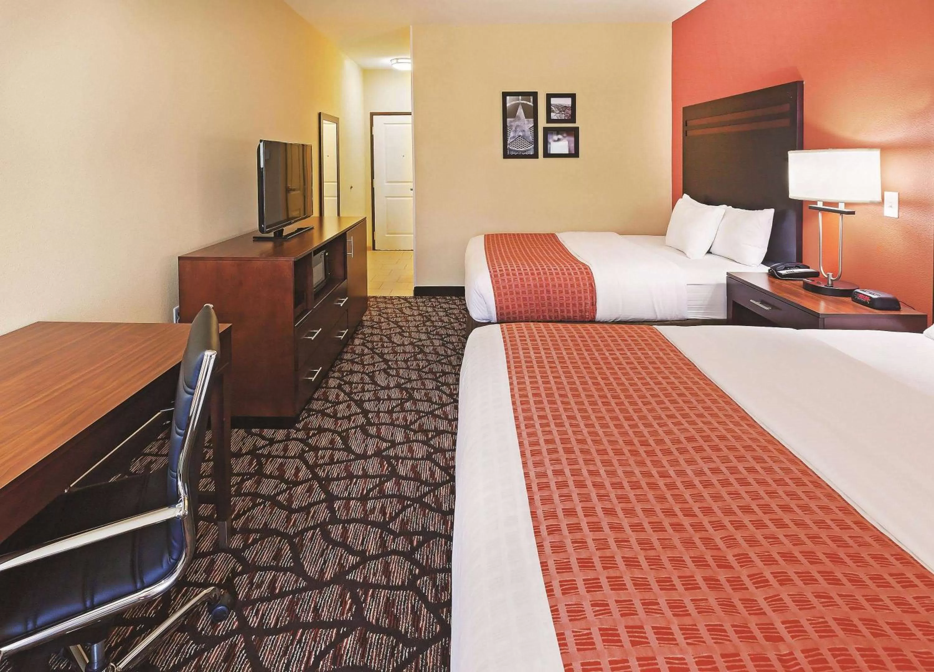 Photo of the whole room, Bed in La Quinta by Wyndham Pecos