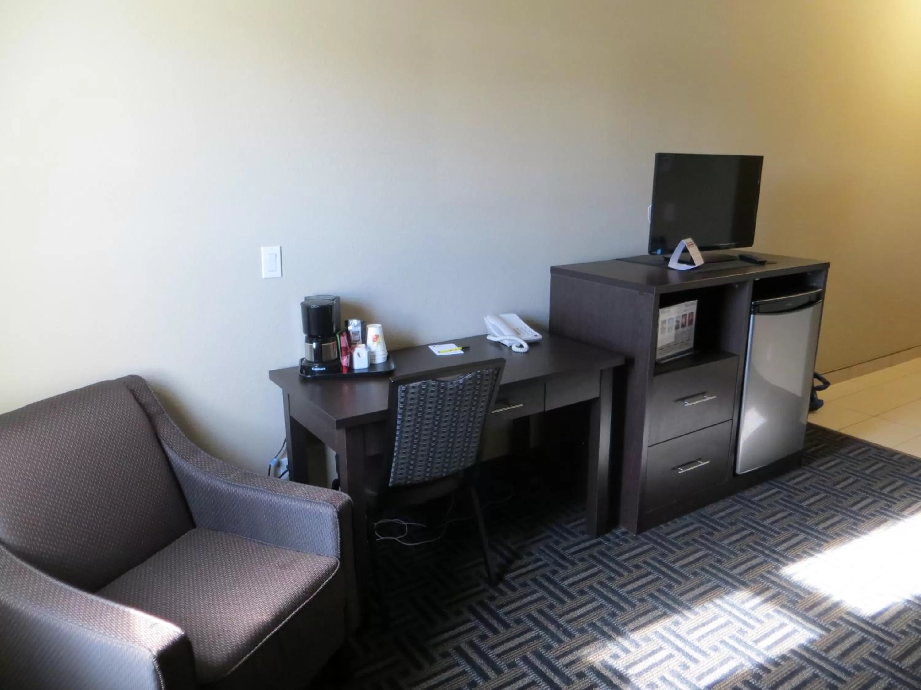 One-Bedroom King Suite - Non-Smoking in Super 8 by Wyndham Edmonton/West
