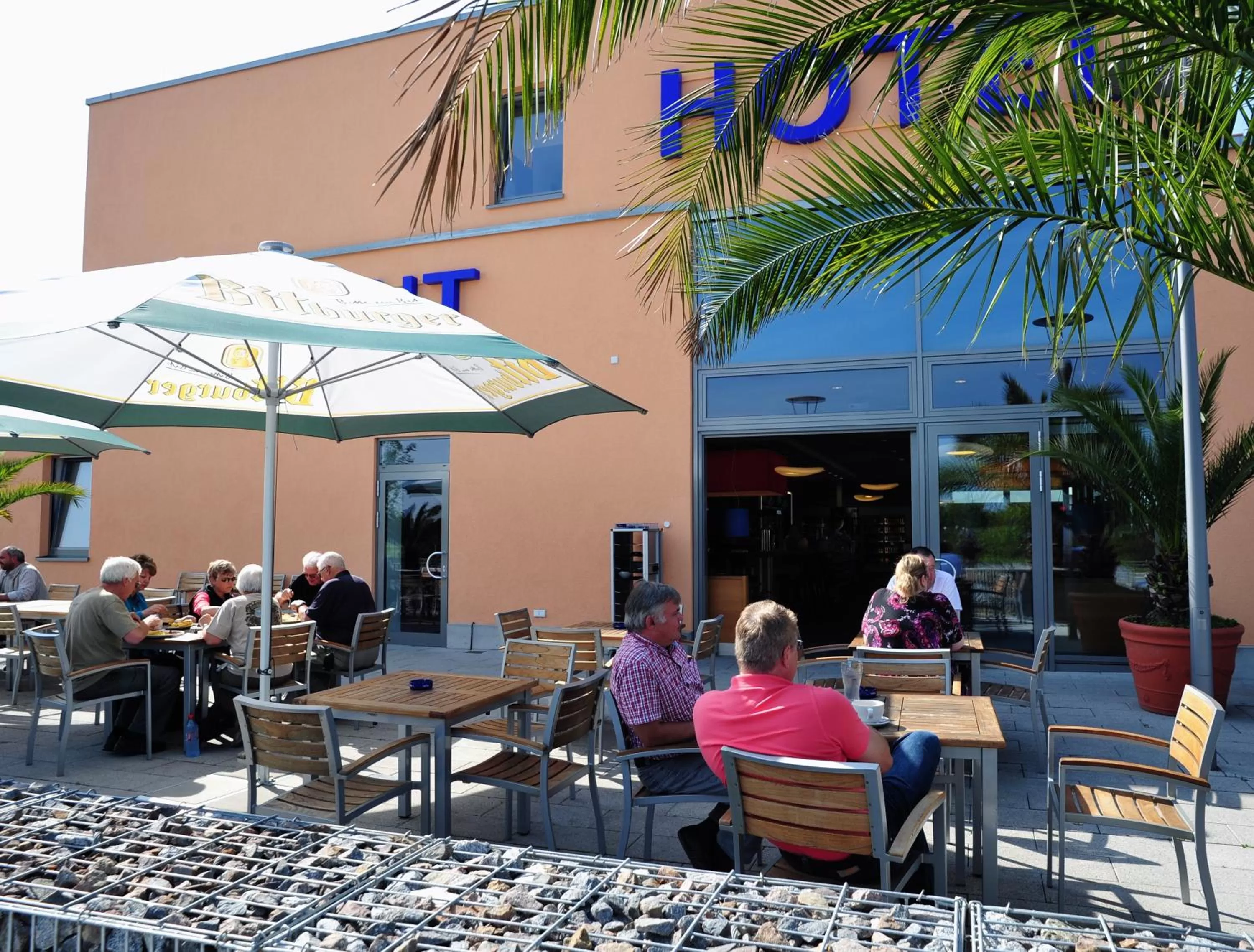 Patio, Restaurant/Places to Eat in Hotel Asbach-Bäumenheim