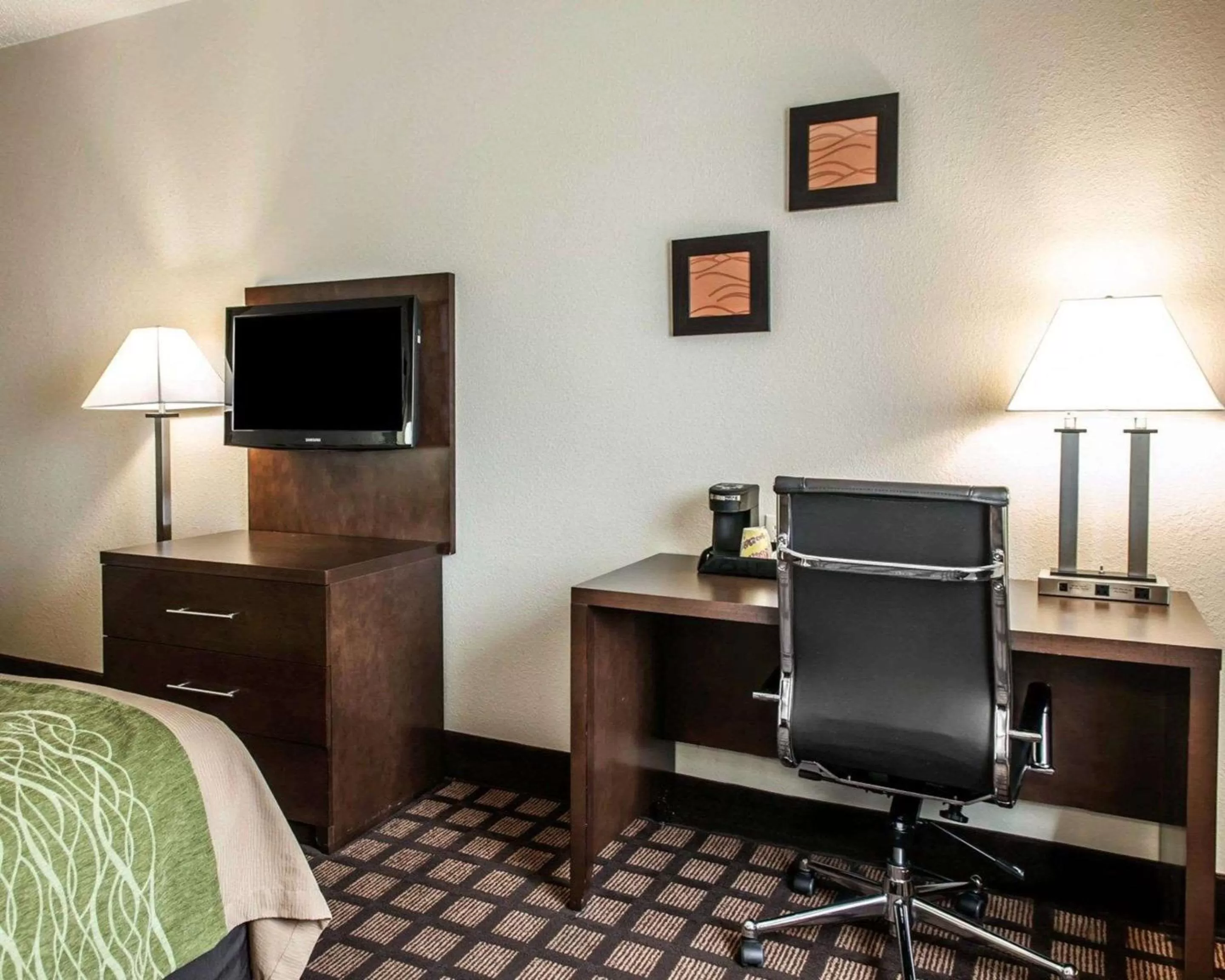 Photo of the whole room, Bed in Baymont by Wyndham Richmond I-70